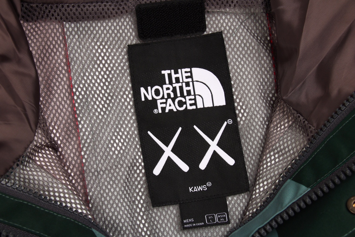 The North Face KAWS 1986 mOUTAIN Jacket 聯名款 綠色 戶外拼色连帽冲锋衣 夾克 防水 防風 透氣 外套 男款 女款 NF0A7WLW-75Y