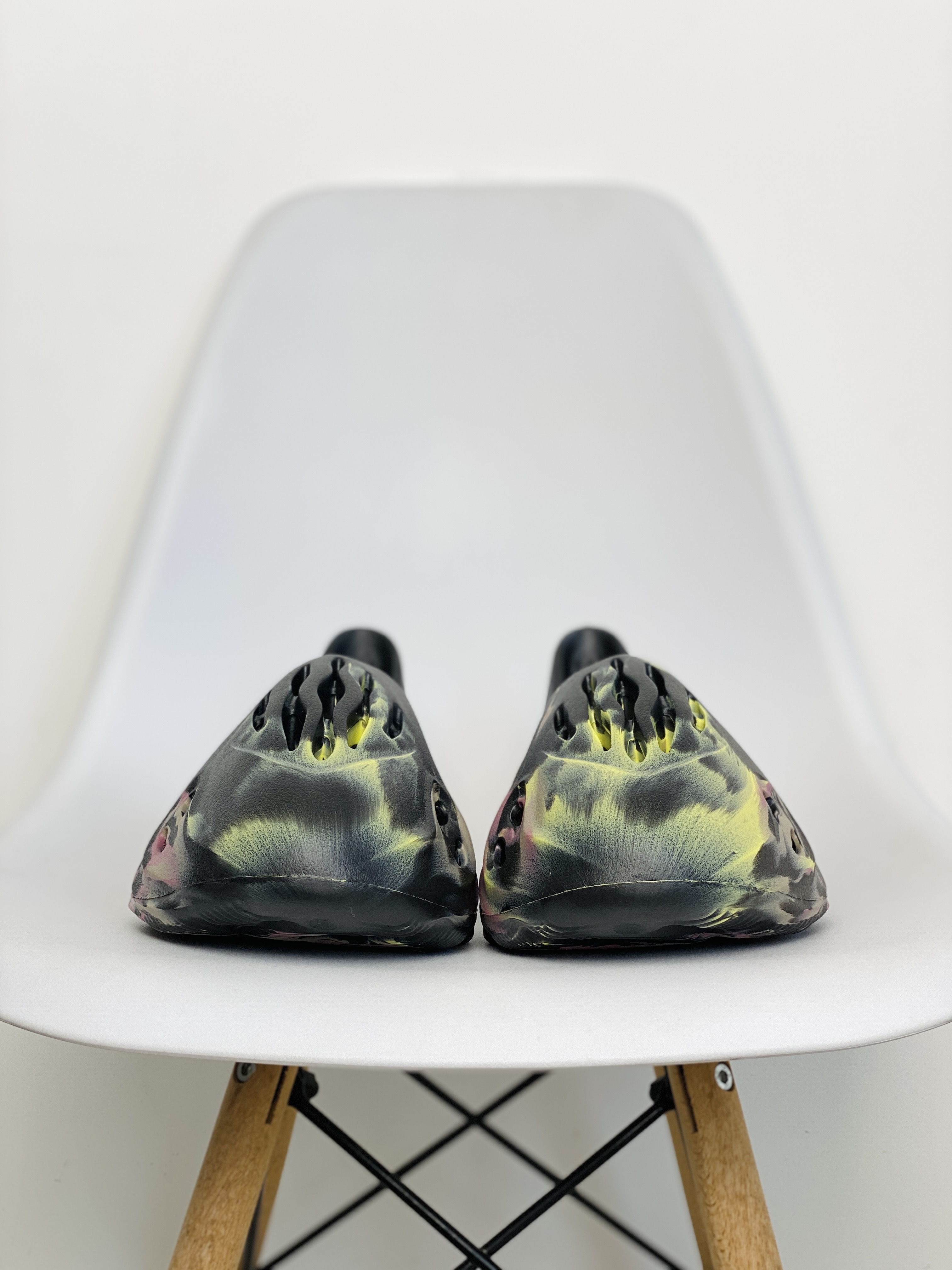 adidas originals Yeezy Foam Runner  MX cARBON 紫色 小丑 运动凉鞋 洞洞鞋 拖鞋 室内室外拖 男鞋 女鞋 IG9562 