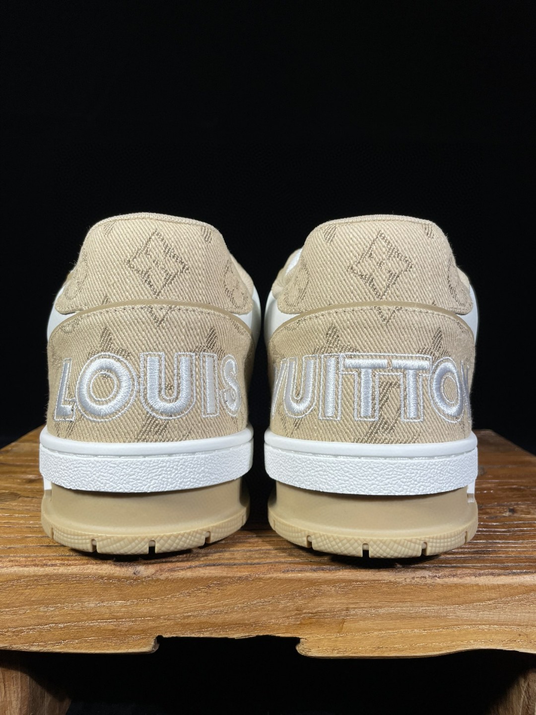 Louis Vuitton 路易威登 Trainer 魔术贴 卡其色 低筒 休闲鞋 板鞋 运动鞋 男鞋 女鞋 1A9ZC2