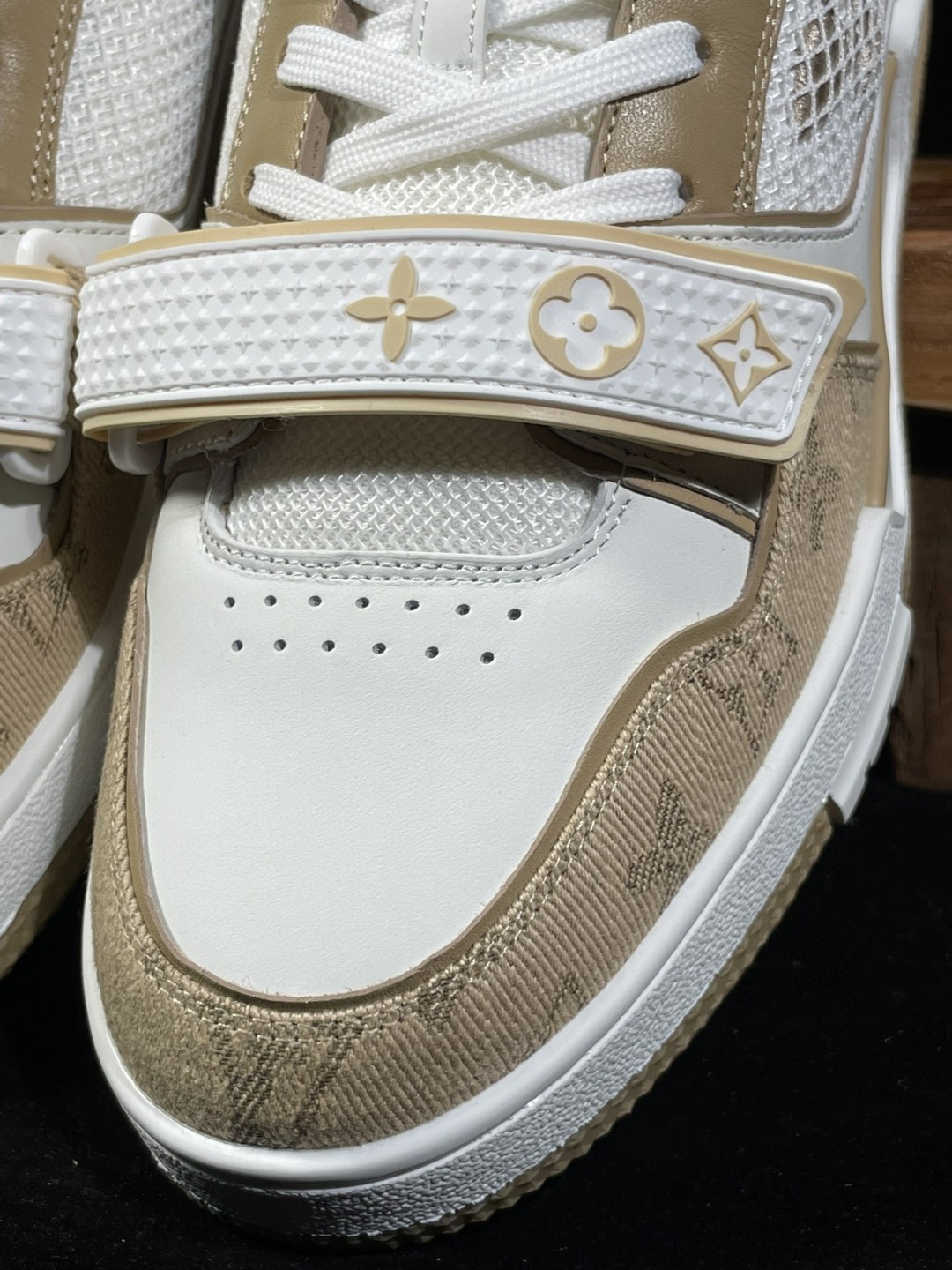 Louis Vuitton 路易威登 Trainer 魔术贴 卡其色 低筒 休闲鞋 板鞋 运动鞋 男鞋 女鞋 1A9ZC2