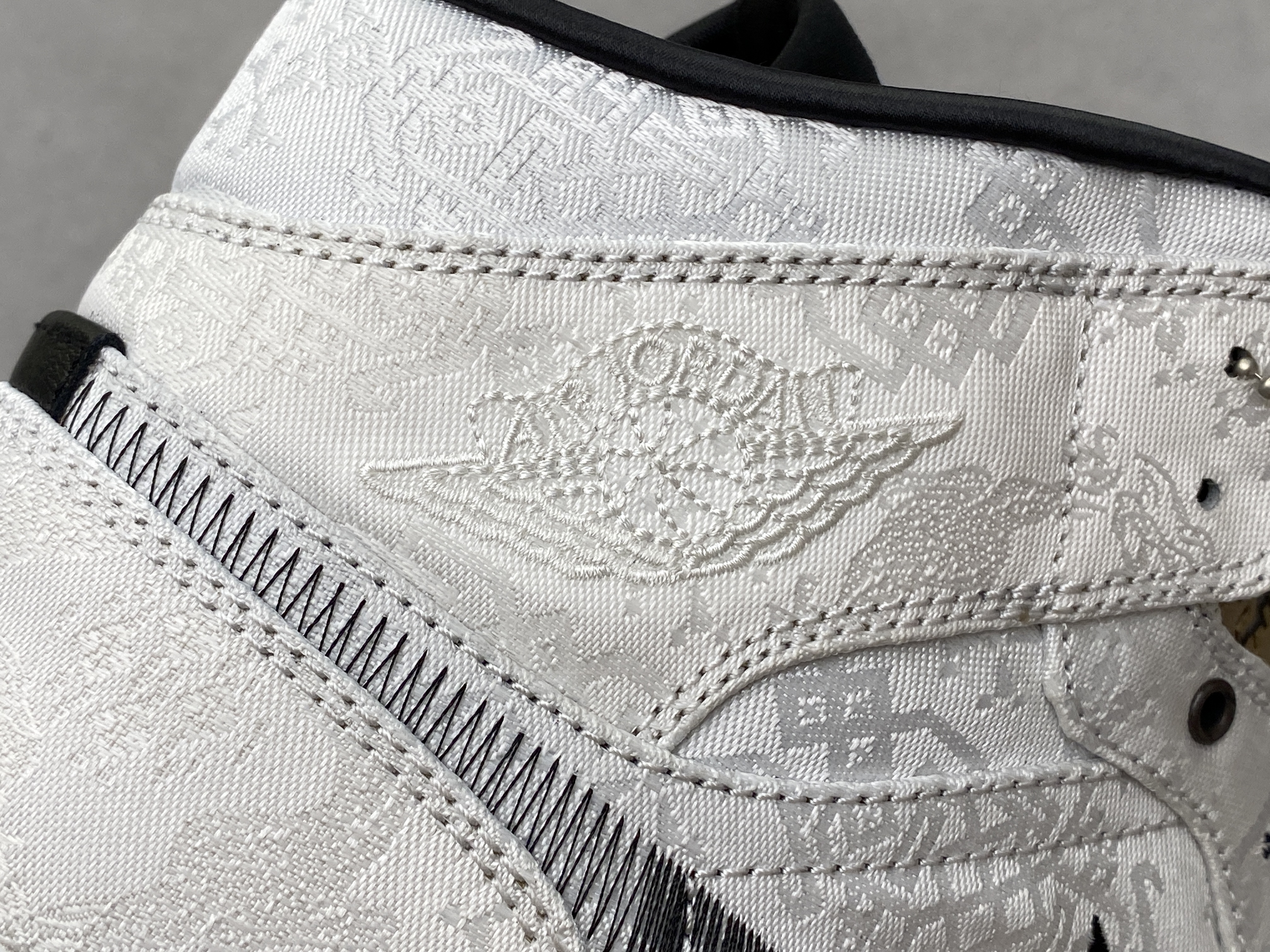 CLOT Air Jordan 1 Mid AJ1  Fearless 陈冠希 白丝绸 铜钱  篮球鞋 运动鞋 休闲鞋 男鞋 CU2804-100