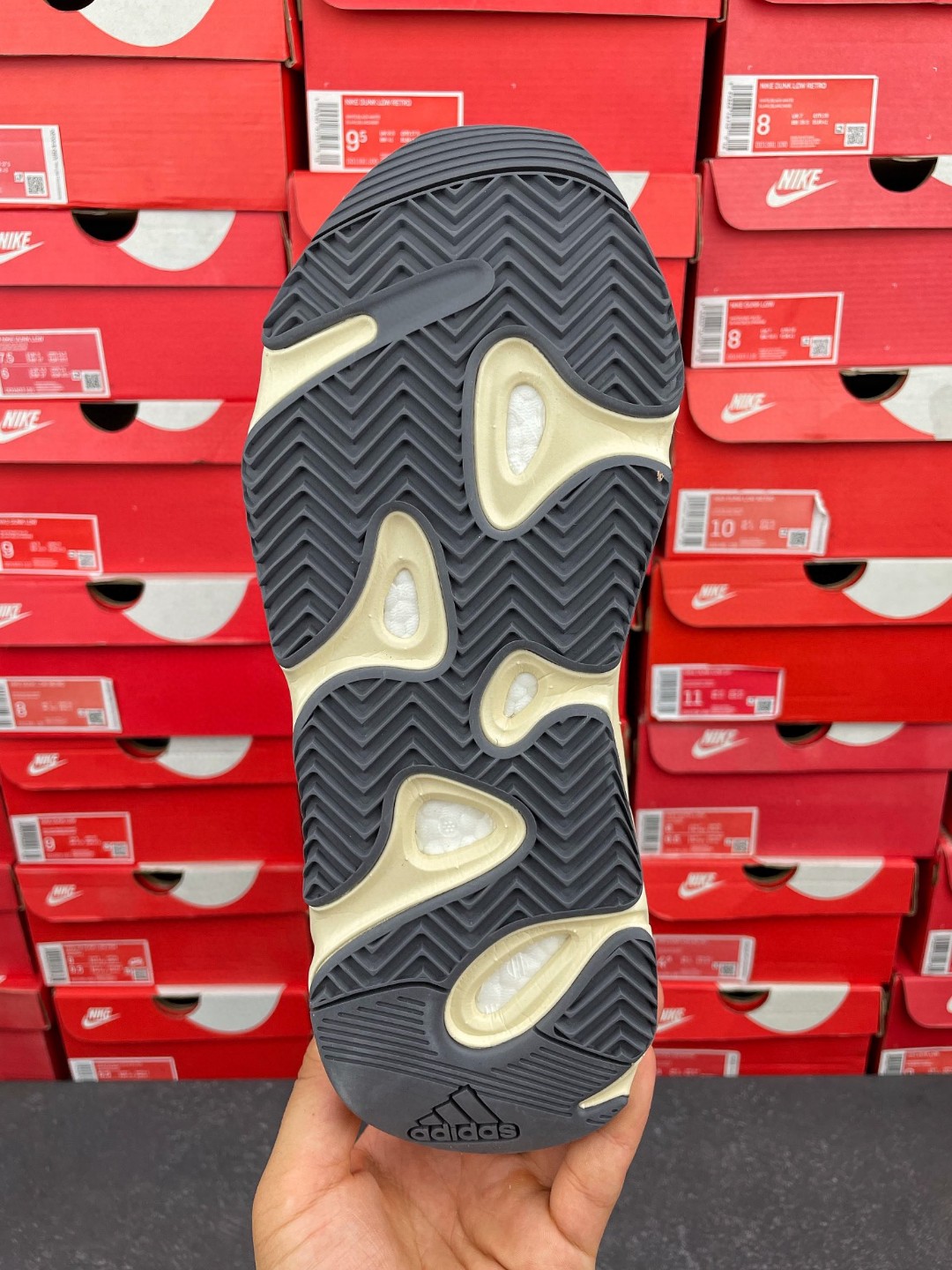 adidas originals Yeezy Boost 700 Analog 灰白 低筒 休闲鞋 运动鞋 老爹鞋 男鞋 女鞋 EG7596