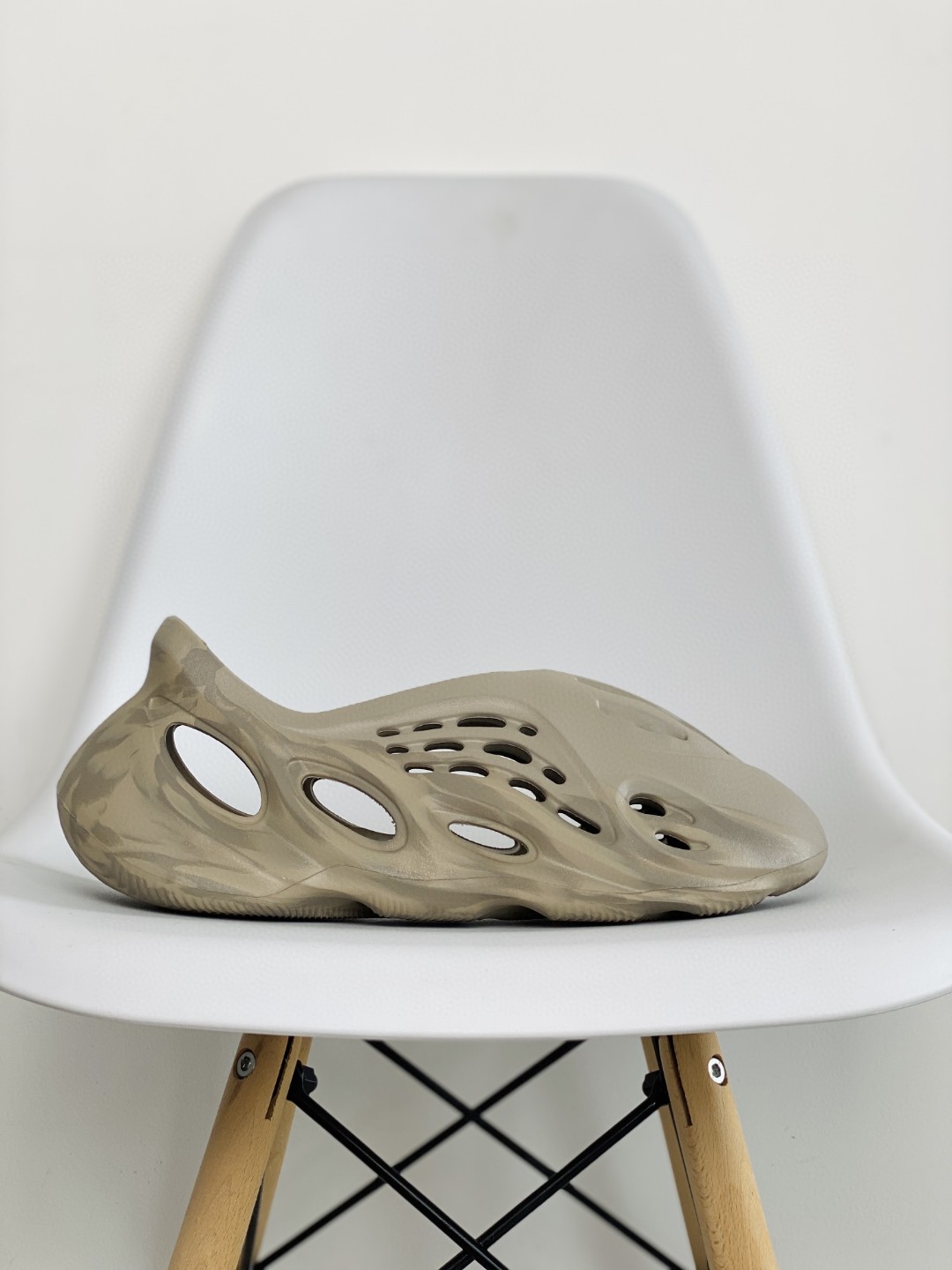 adidas originals Yeezy Foam Runner  Stone Sage 灰棕 鼠尾草 运动凉鞋 洞洞鞋 拖鞋 室内室外拖 男鞋 女鞋 GW3354