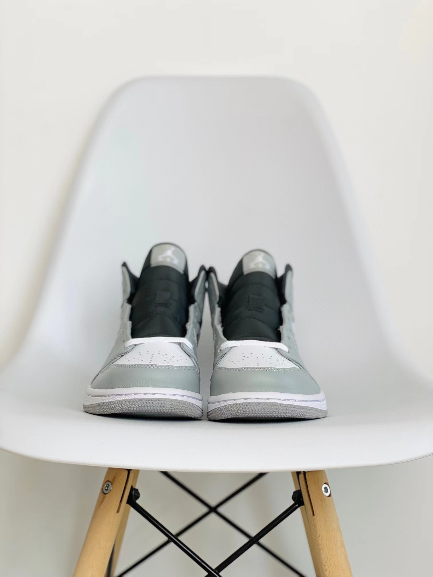 Air Jordan 1 Mid AJ1 Light Smoke Grey 灰白黑 休闲鞋 女鞋 男鞋 情侣鞋 554724-078