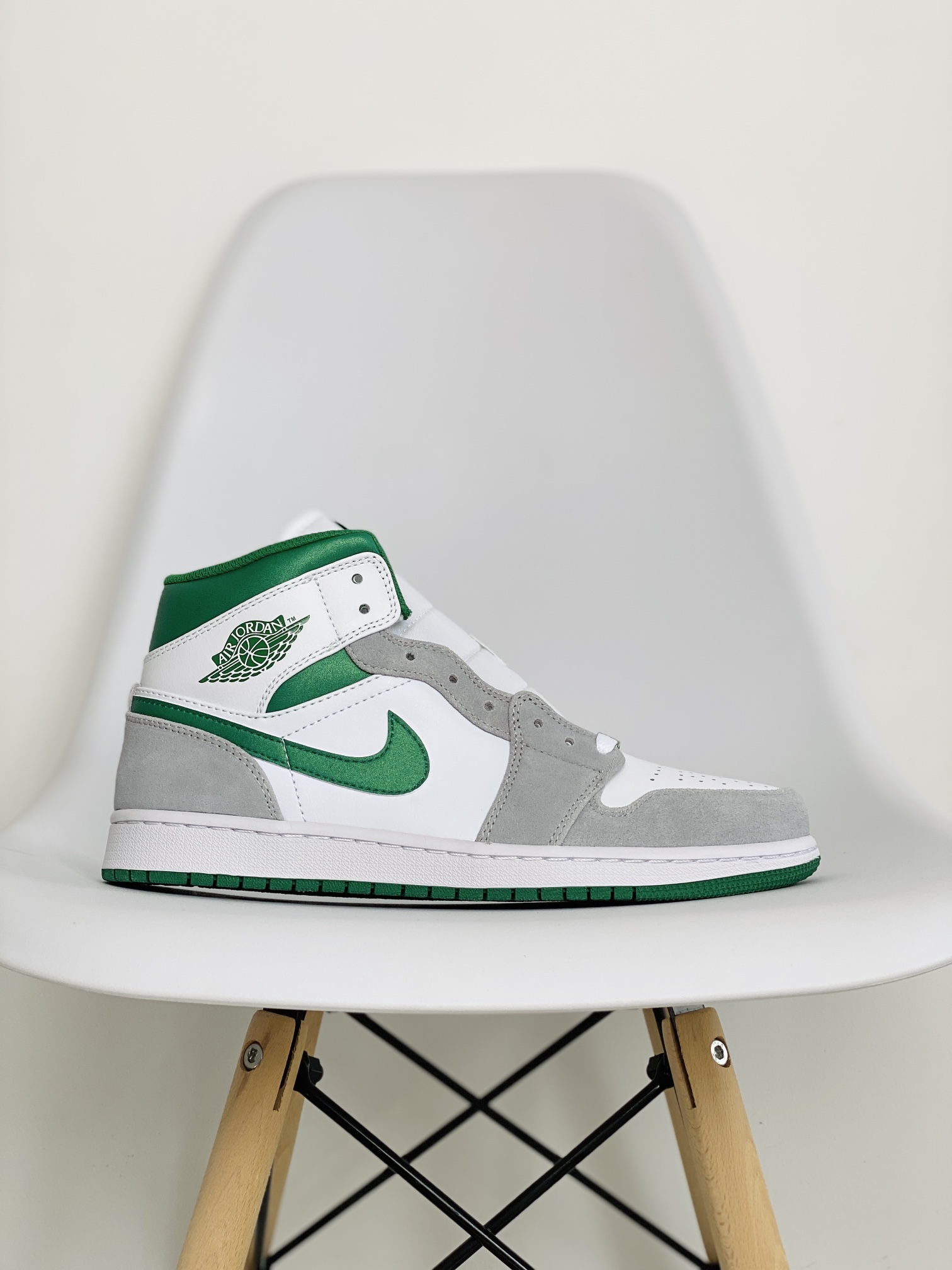 Air Jordan 1 Mid AJ1 白灰綠 麂皮 休闲鞋 女鞋 男鞋 情侣鞋 板鞋  DC7294-103