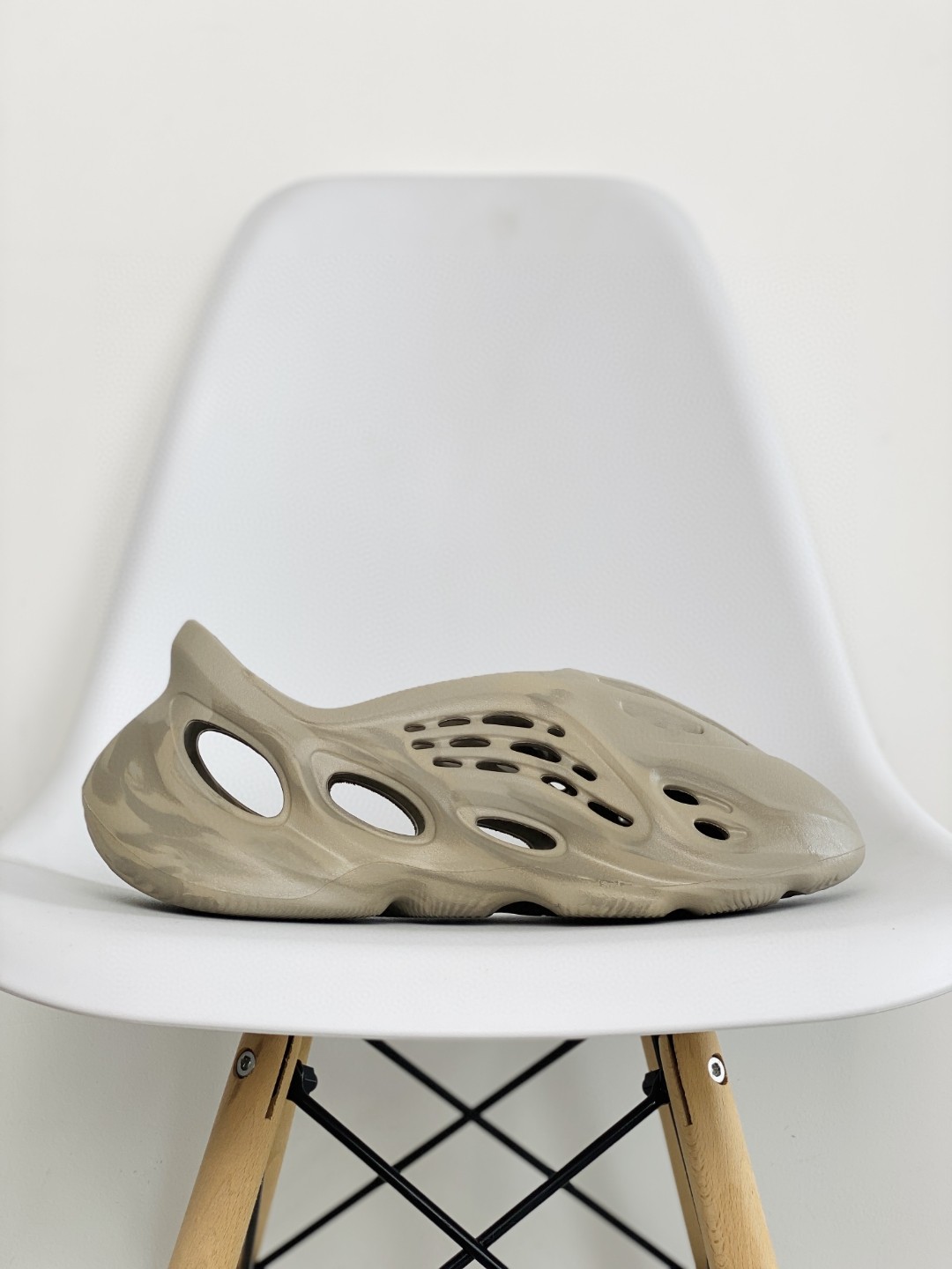 adidas originals Yeezy Foam Runner  Stone Sage 灰棕 鼠尾草 运动凉鞋 洞洞鞋 拖鞋 室内室外拖 男鞋 女鞋 GW3354