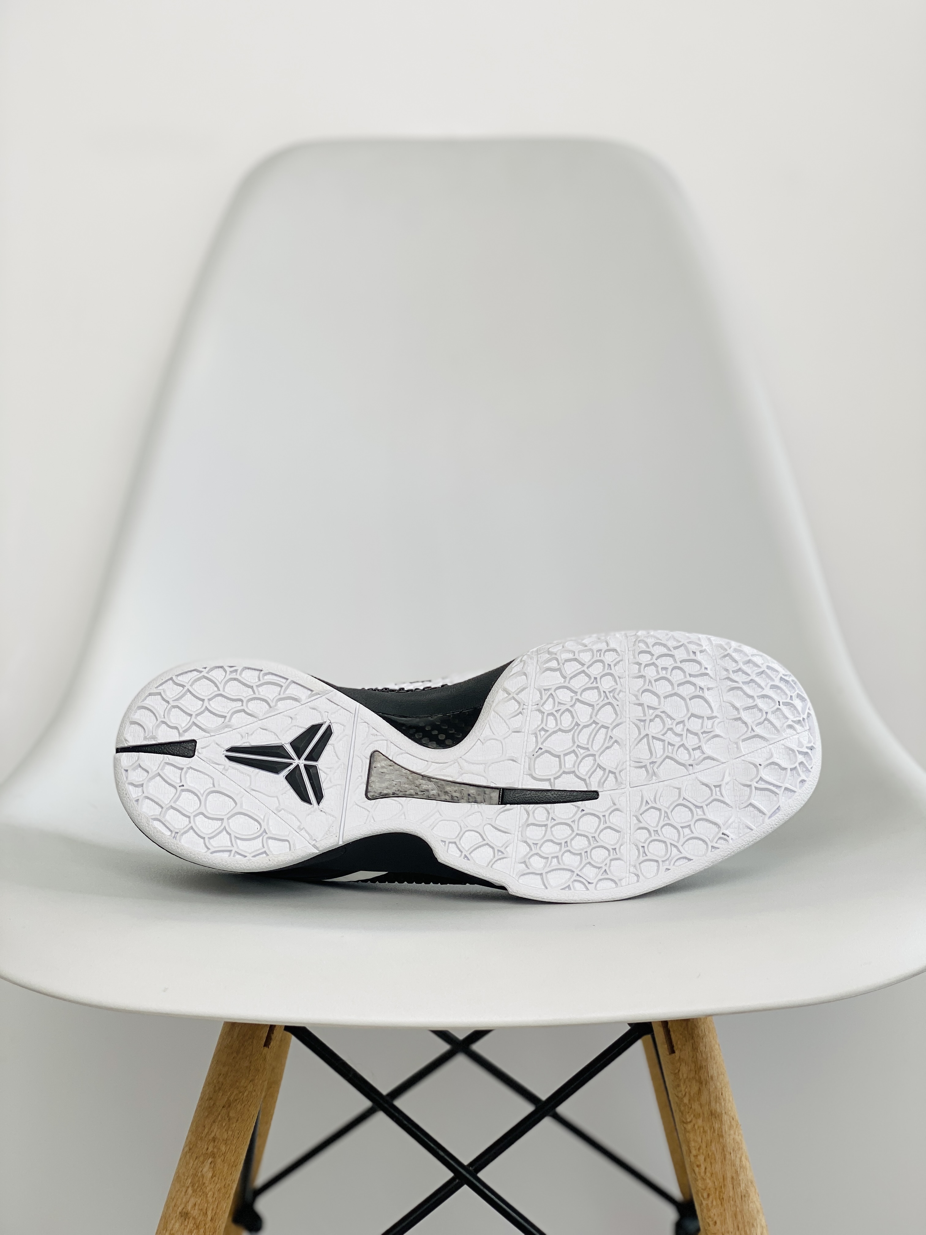 需预定 H12 Kobe6  GIGI mambacita  黑白  球鞋 籃球鞋 實戰鞋 前掌气垫 后掌EVA 真碳板 男鞋   CW2190-002