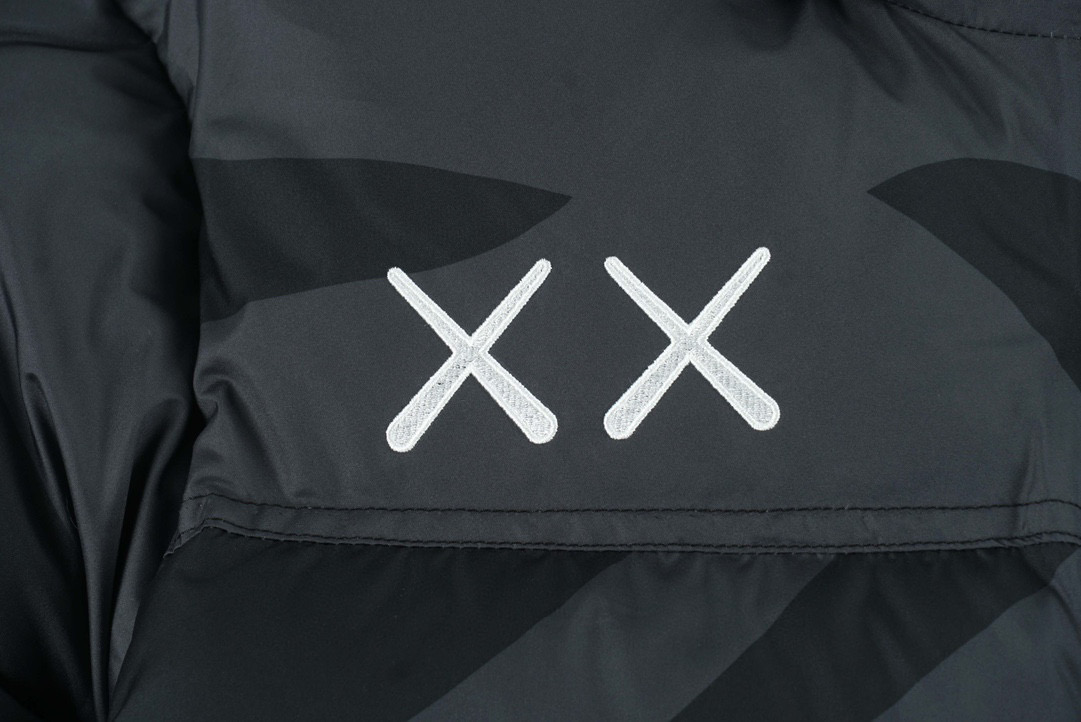 Kaws THE NORTH FACE   黑色 羽绒服 北面 北脸  外套 长袖 保暖 男女同款  