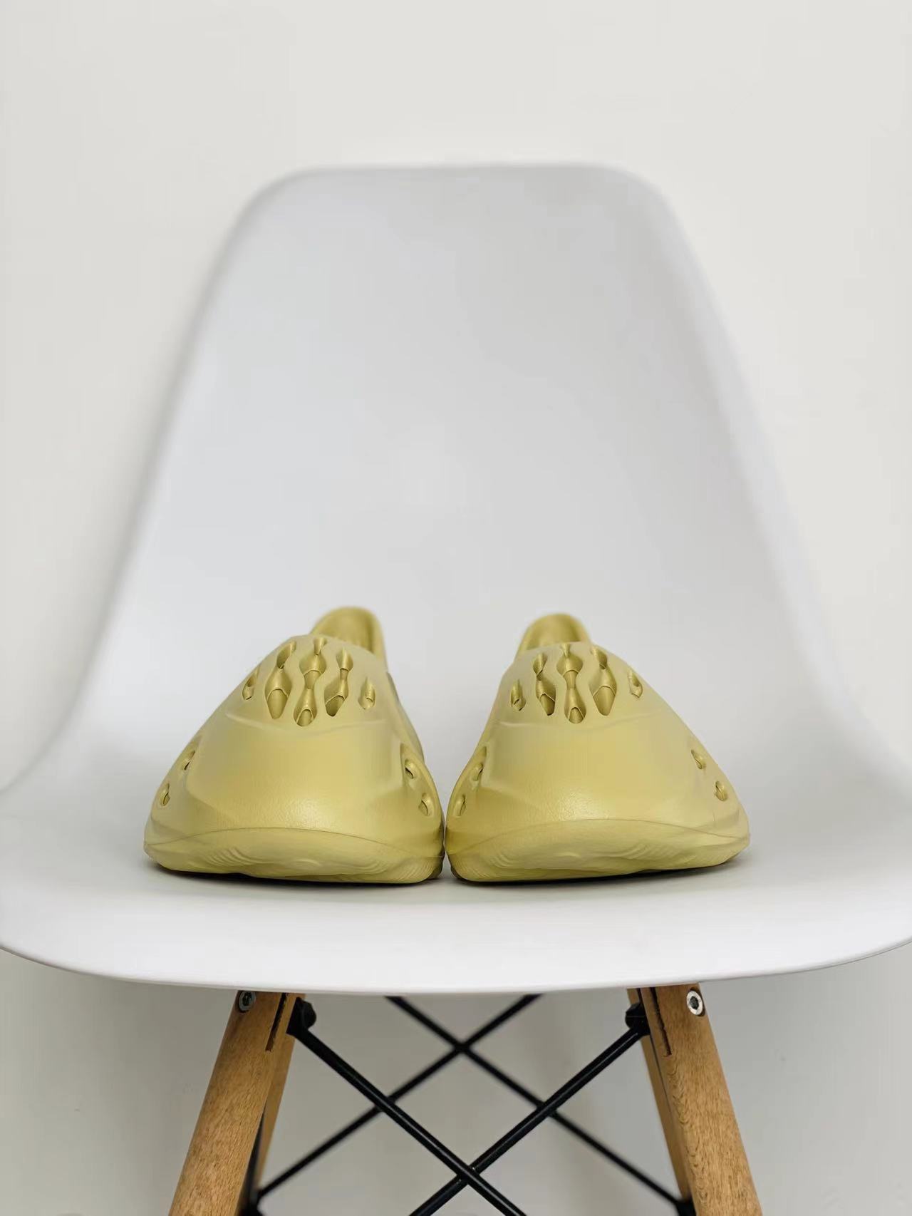 adidas originals Yeezy Foam Runner Sand 土黄 米黄 硫磺  运动凉鞋 洞洞鞋 拖鞋 室内室外拖 男鞋 女鞋 GV6775