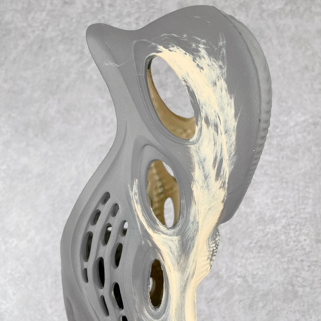 adidas originals Yeezy Foam Runner MXT Moon Grey 灰黄 运动凉鞋 洞洞鞋 拖鞋 室内室外拖 男鞋 女鞋  GV7904