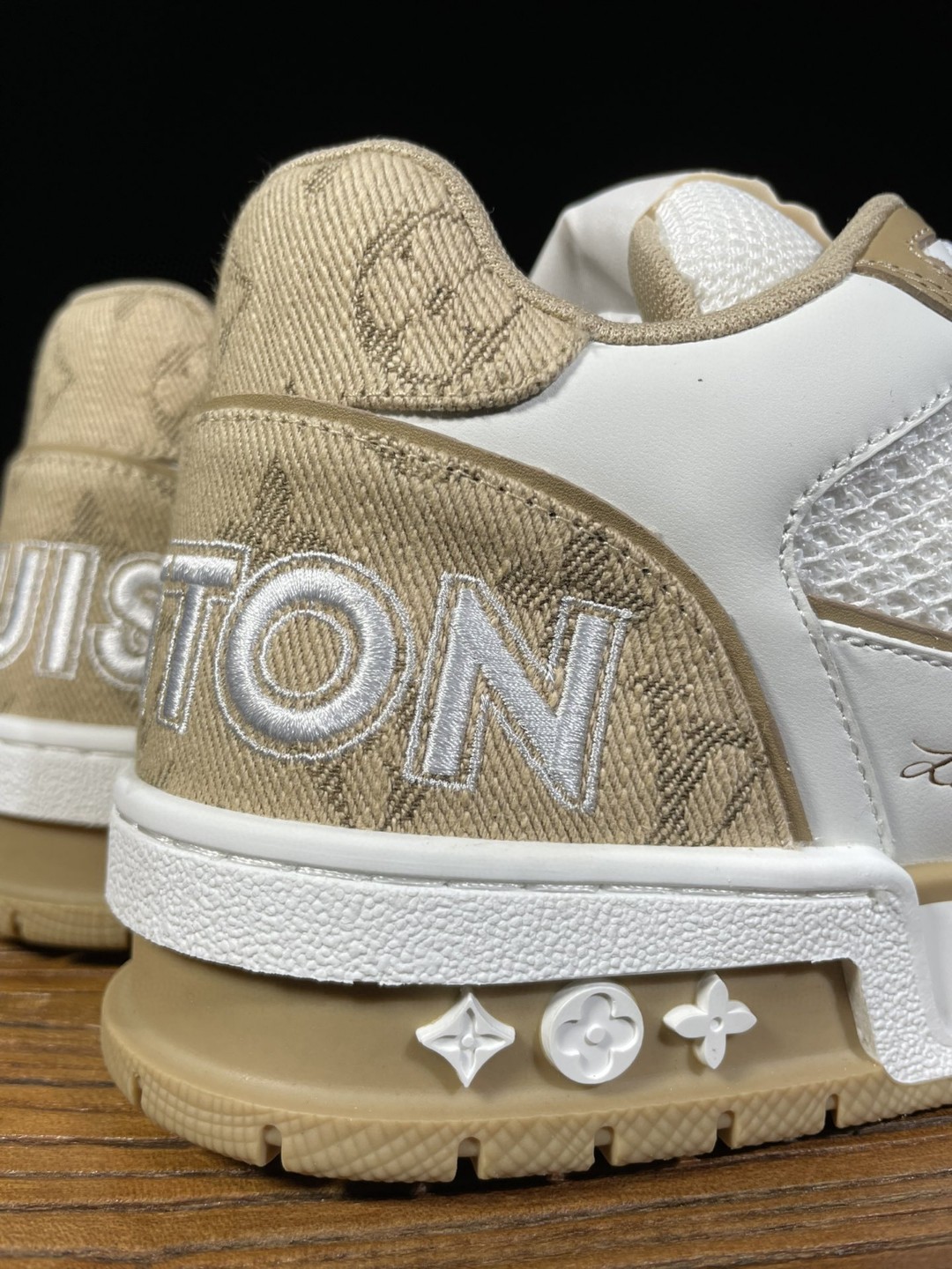 Louis Vuitton 路易威登 Trainer 魔术贴 卡其色 低筒 休闲鞋 板鞋 运动鞋 男鞋 女鞋 1A9ZC2