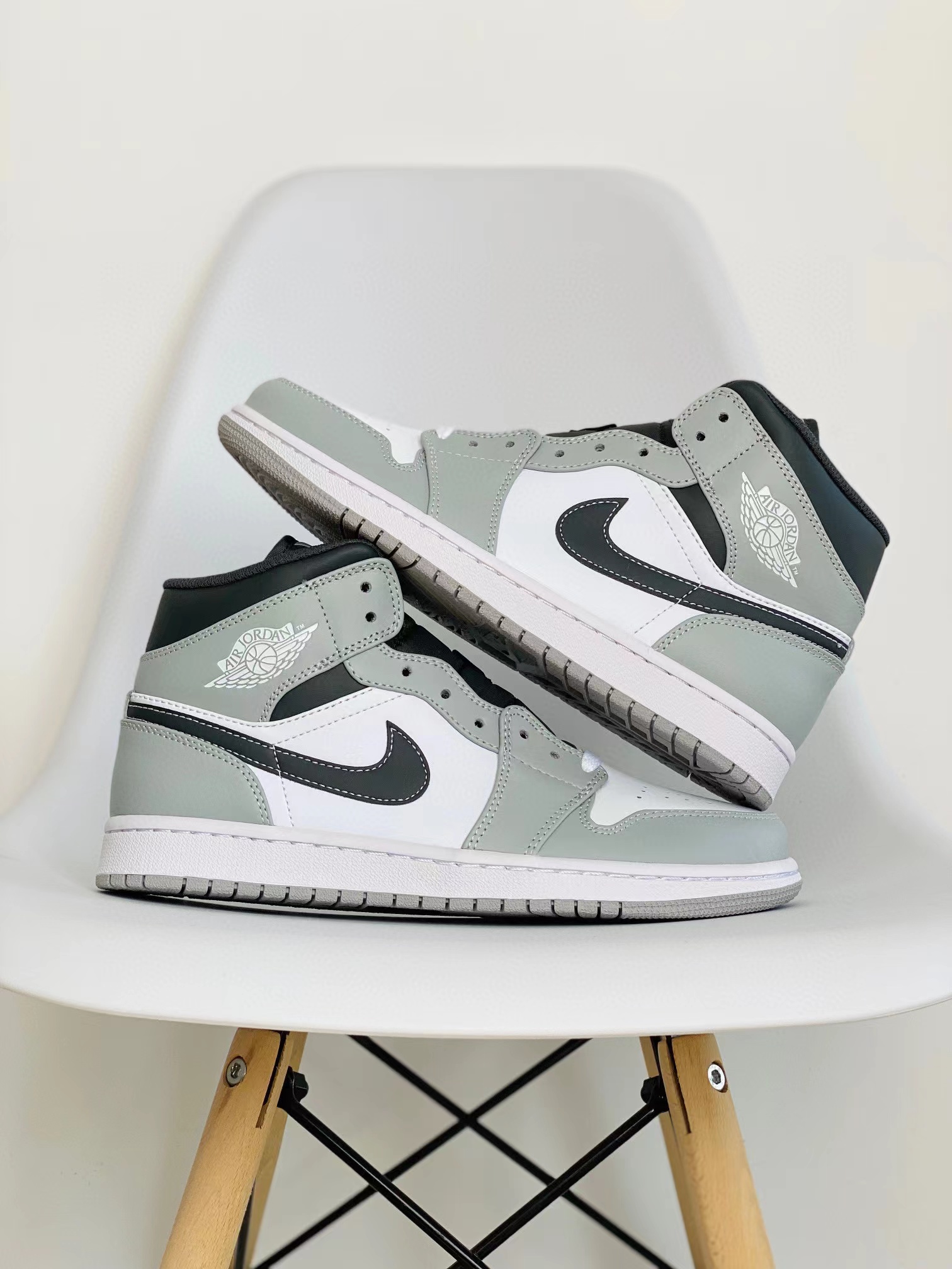 Air Jordan 1 Mid AJ1 Light Smoke Grey 灰白黑 休闲鞋 女鞋 男鞋 情侣鞋 554724-078
