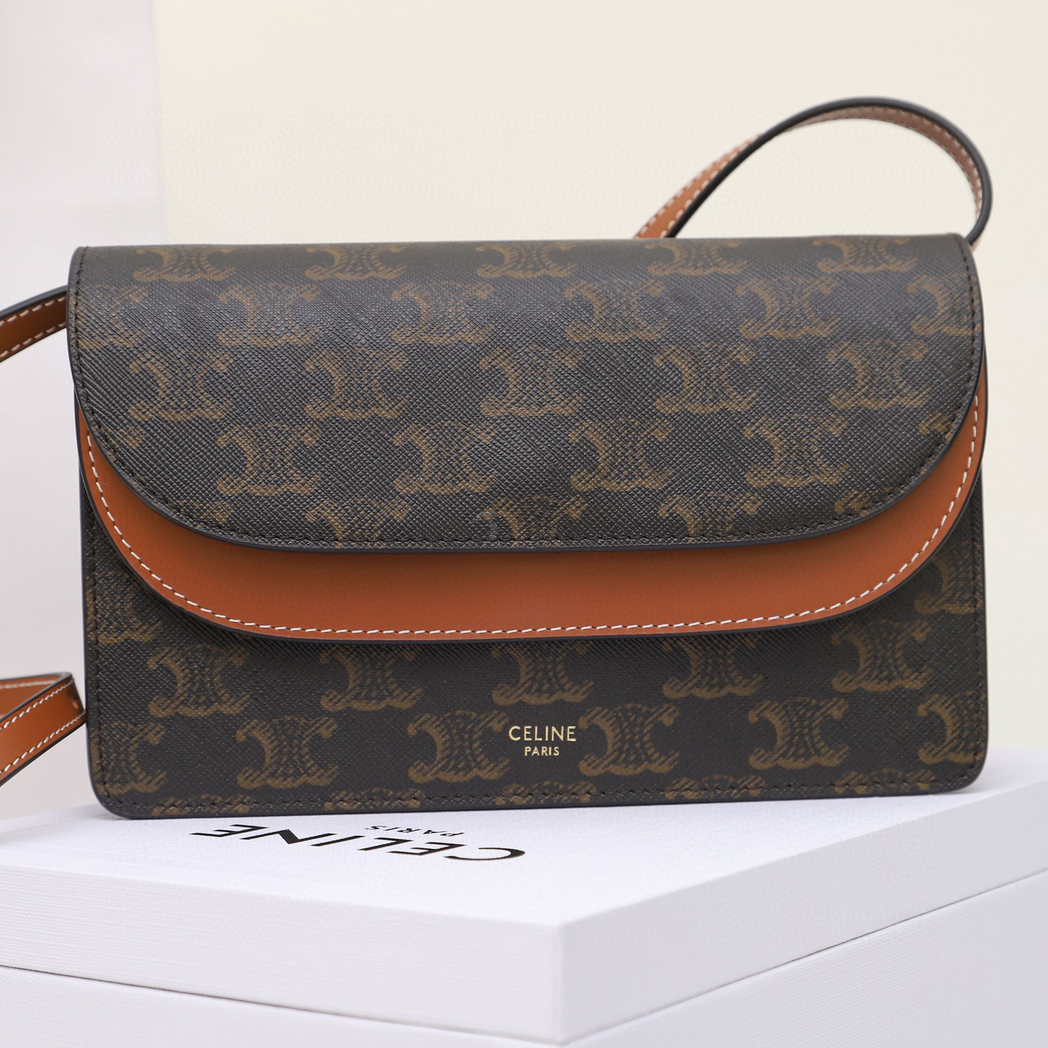 CELINE 赛琳 Triomphe 凯旋门 经典老花满印 可调节肩带 黄褐色 腋下包 手提包 单肩包 斜挎包 10D852CG9-04LU