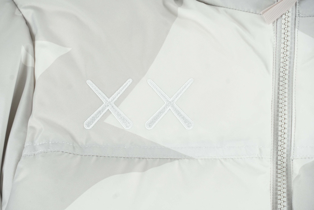 Kaws THE NORTH FACE   白色 羽绒服 北面 北脸  外套 长袖 保暖 男女同款  