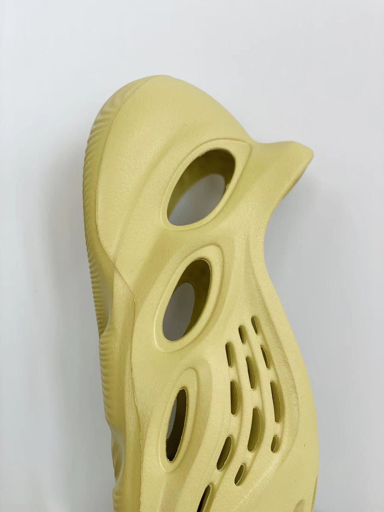 adidas originals Yeezy Foam Runner Sand 土黄 米黄 硫磺  运动凉鞋 洞洞鞋 拖鞋 室内室外拖 男鞋 女鞋 GV6775