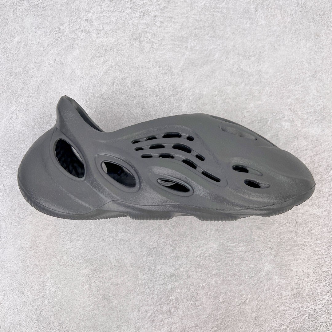adidas originals Yeezy Foam Runner Onyx 黑色 玛瑙 黑武士 运动凉鞋 洞洞鞋 拖鞋 室内室外拖 男鞋 女鞋  HP8739