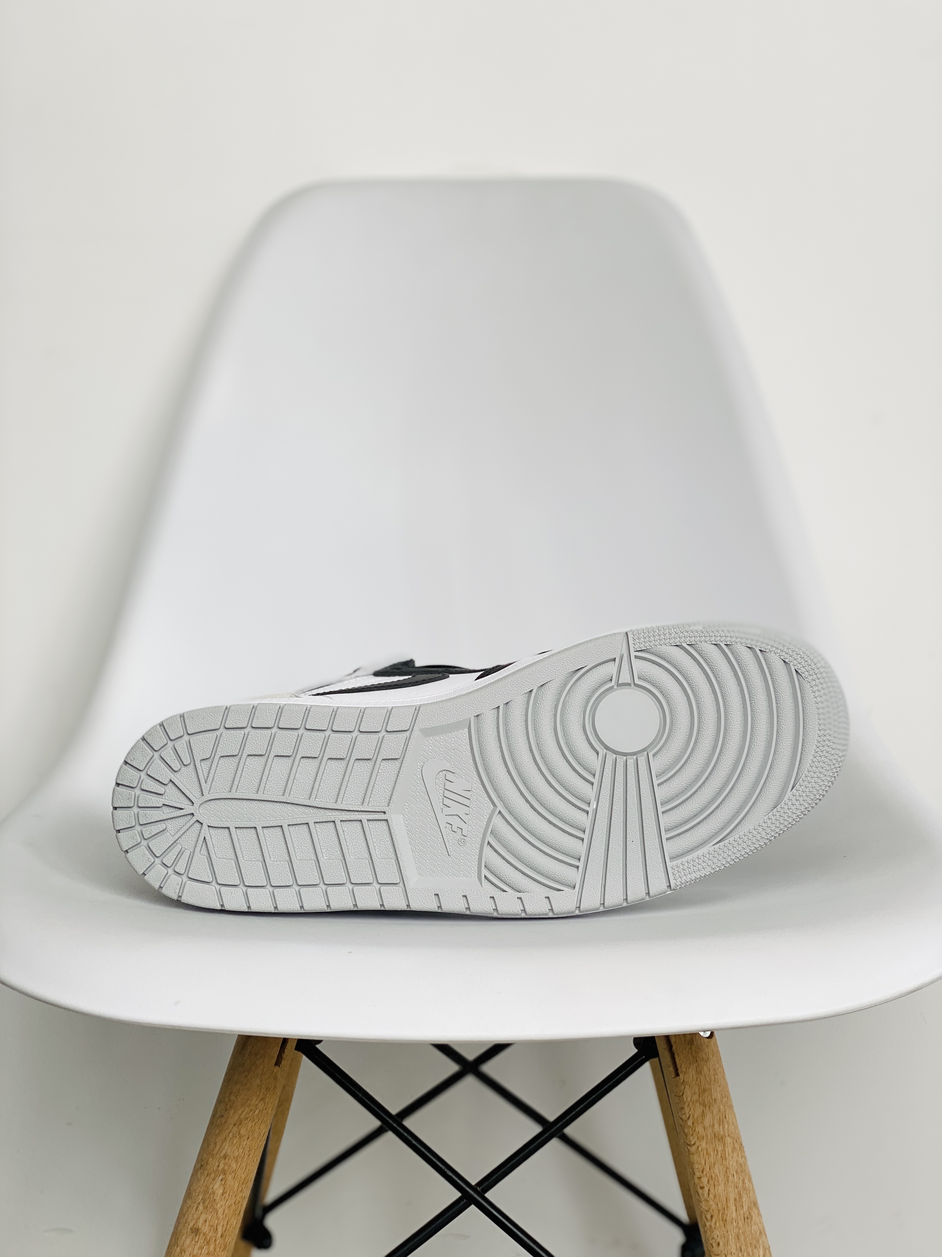 Air Jordan 1 AJ1 Retro OG Bleached Coral  黑灰脚趾 高筒 休闲鞋 男鞋 板鞋  555088-108