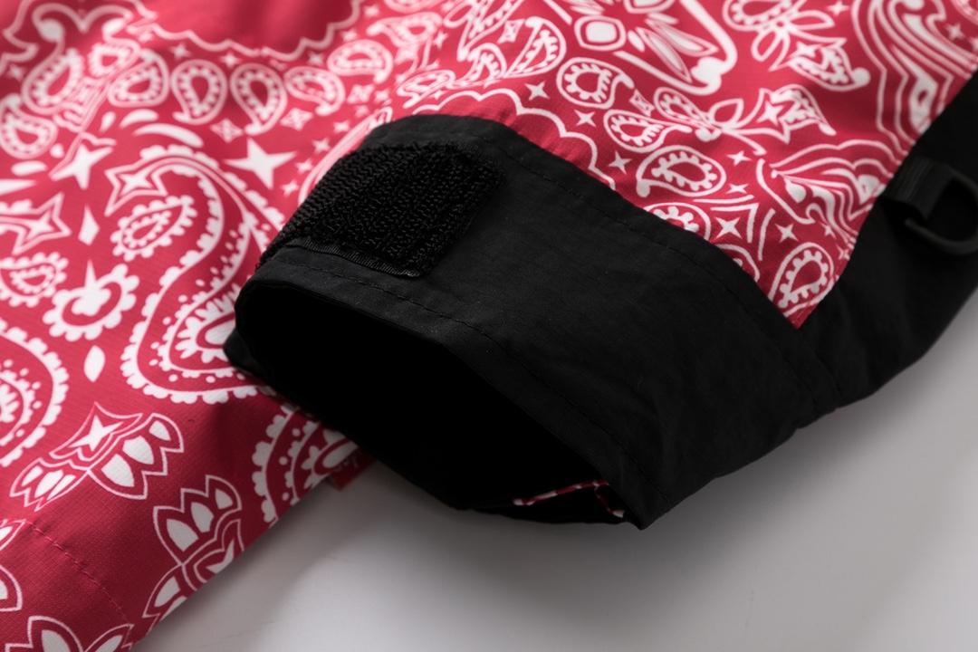 Supreme The North Face 14FW Bandana Mountain Jacket  Red  聯名款 紅色色 變形蟲 腰果花 连帽冲锋衣 夾克 防水 防風 外套 男款 女款 SUP-FW14-636