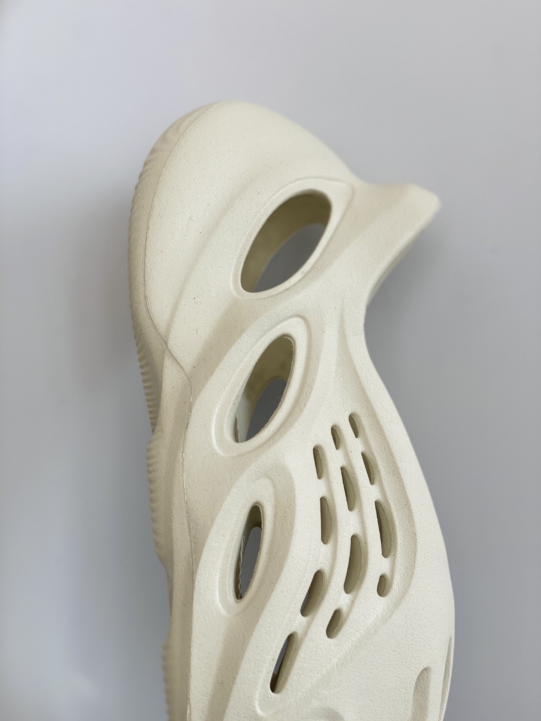 adidas originals Yeezy Foam Runner Sand 沙色 洞洞鞋 拖鞋 室内室外拖 FY4567-2021