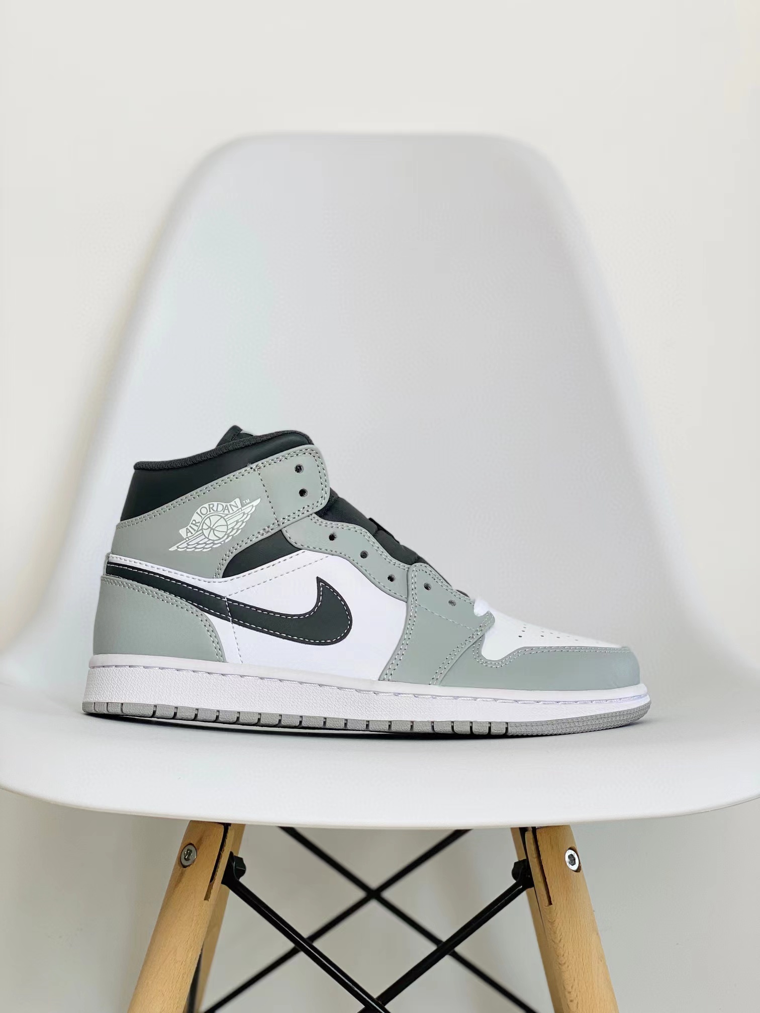 Air Jordan 1 Mid AJ1 Light Smoke Grey 灰白黑 休闲鞋 女鞋 男鞋 情侣鞋 554724-078