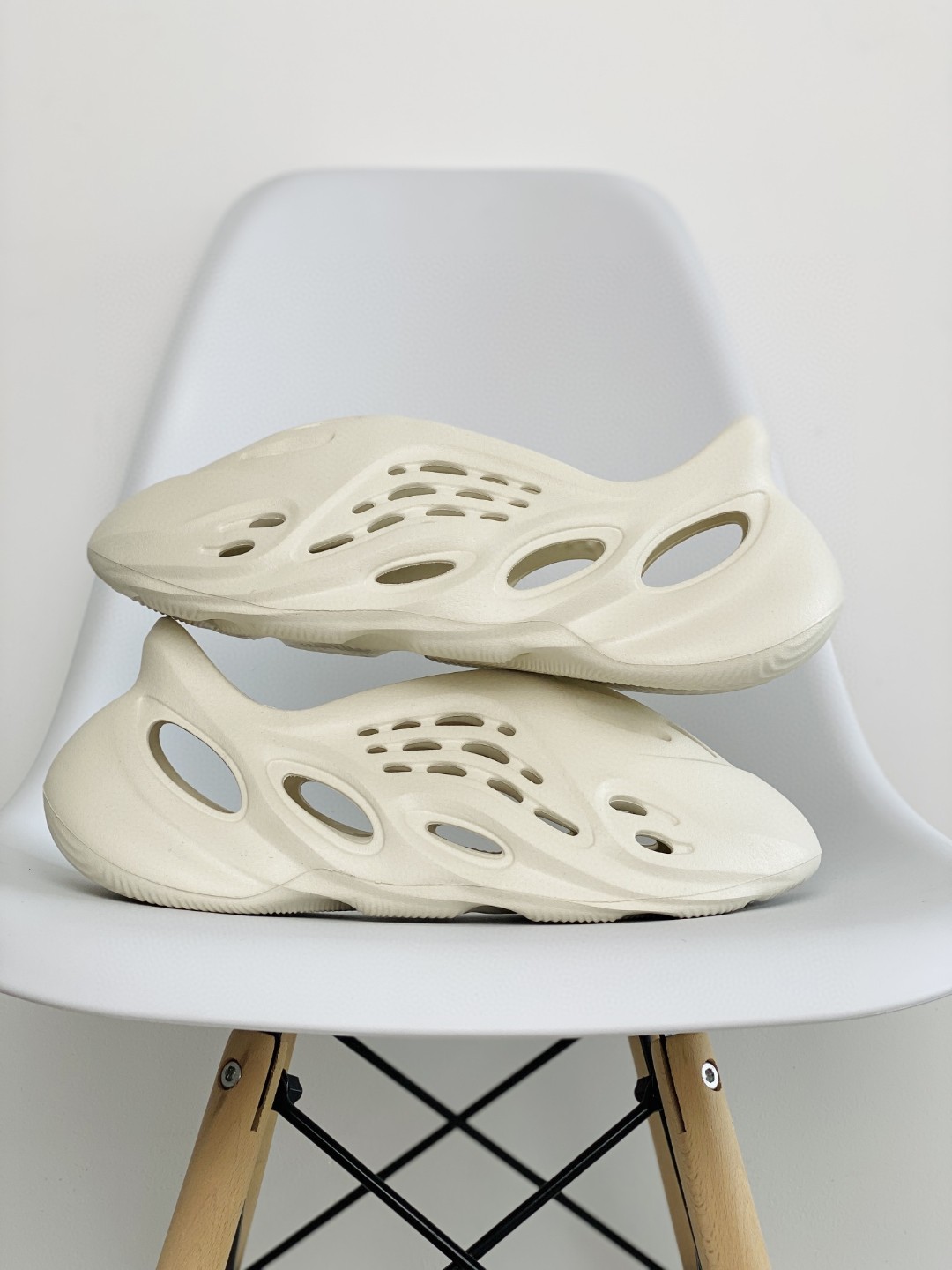adidas originals Yeezy Foam Runner Sand 沙色 洞洞鞋 拖鞋 室内室外拖 FY4567-2021