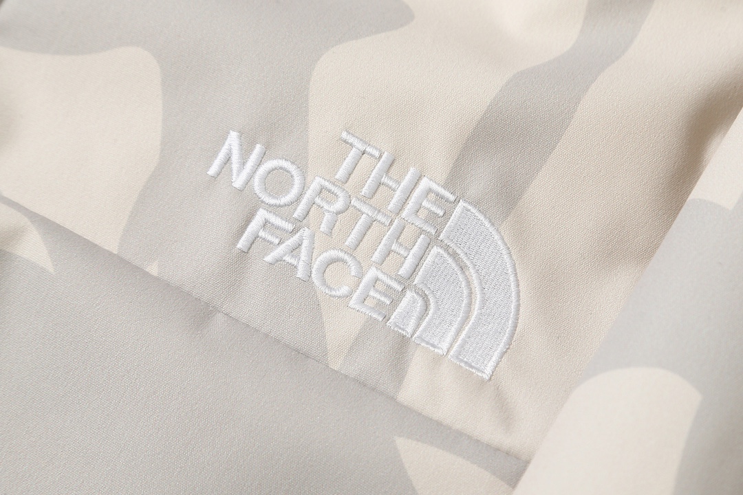 現貨 Kaws THE NORTH FACE   TNF1986  白色 冲锋衣 夹克  北面 北脸  外套 长袖 保暖 男女同款  