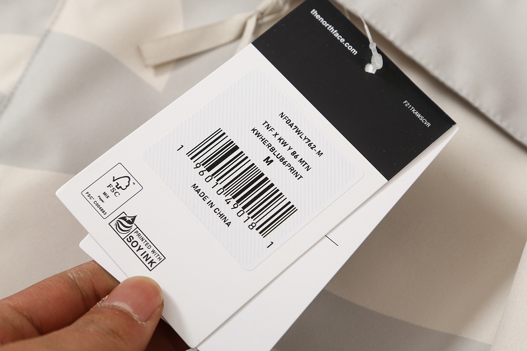 現貨 Kaws THE NORTH FACE   TNF1986  白色 冲锋衣 夹克  北面 北脸  外套 长袖 保暖 男女同款  