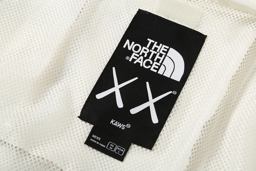 現貨 Kaws THE NORTH FACE   TNF1986  白色 冲锋衣 夹克  北面 北脸  外套 长袖 保暖 男女同款  