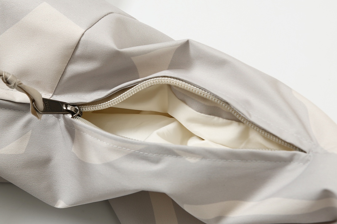 現貨 Kaws THE NORTH FACE   TNF1986  白色 冲锋衣 夹克  北面 北脸  外套 长袖 保暖 男女同款  