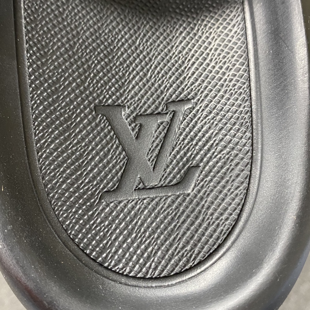  LV拖鞋 Louis Vuitton 路易威登 黑色 浮雕 压纹 时尚凉拖 室内外休闲鞋 1A9FKK