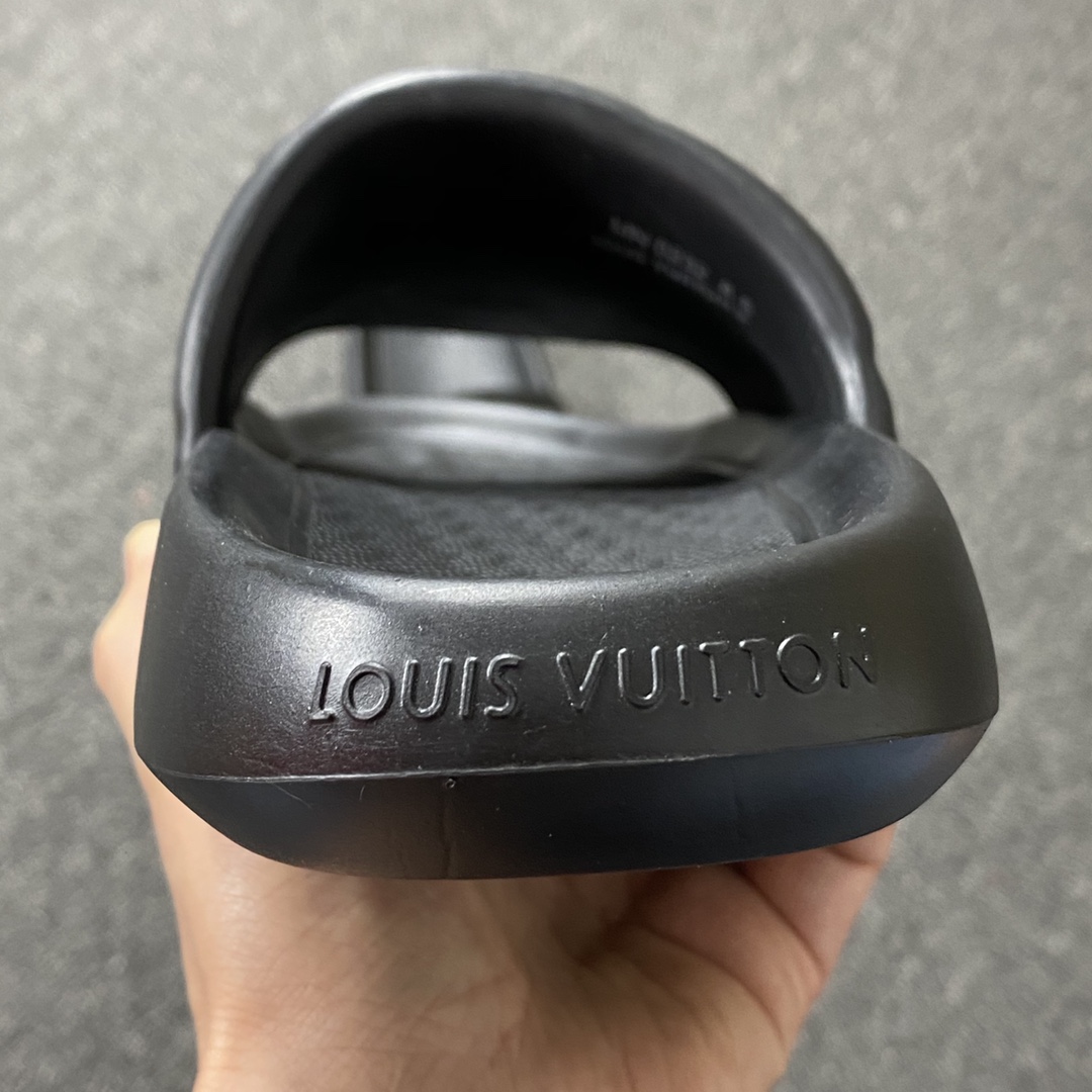  LV拖鞋 Louis Vuitton 路易威登 黑色 浮雕 压纹 时尚凉拖 室内外休闲鞋 1A9FKK