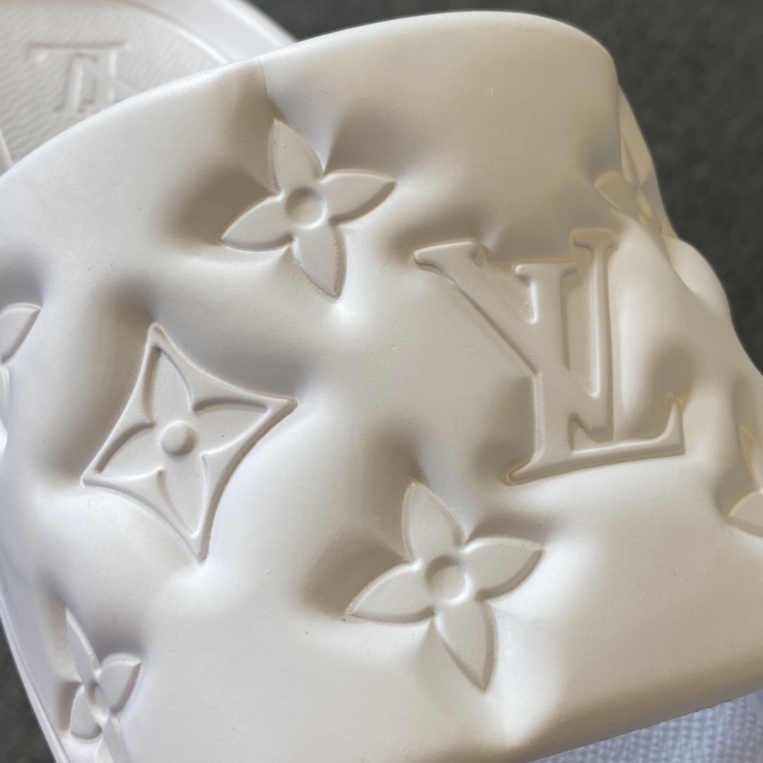 LV拖鞋 Louis Vuitton 路易威登 白色 浮雕 压纹 时尚凉拖 室内外休闲鞋 1A9FK3