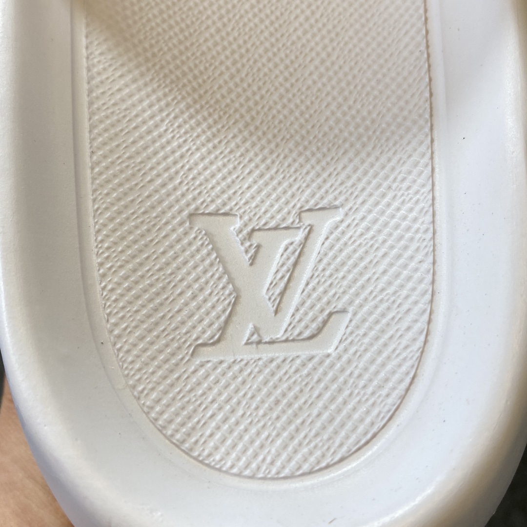 LV拖鞋 Louis Vuitton 路易威登 白色 浮雕 压纹 时尚凉拖 室内外休闲鞋 1A9FK3