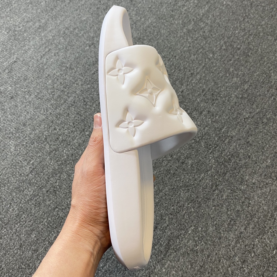 LV拖鞋 Louis Vuitton 路易威登 白色 浮雕 压纹 时尚凉拖 室内外休闲鞋 1A9FK3