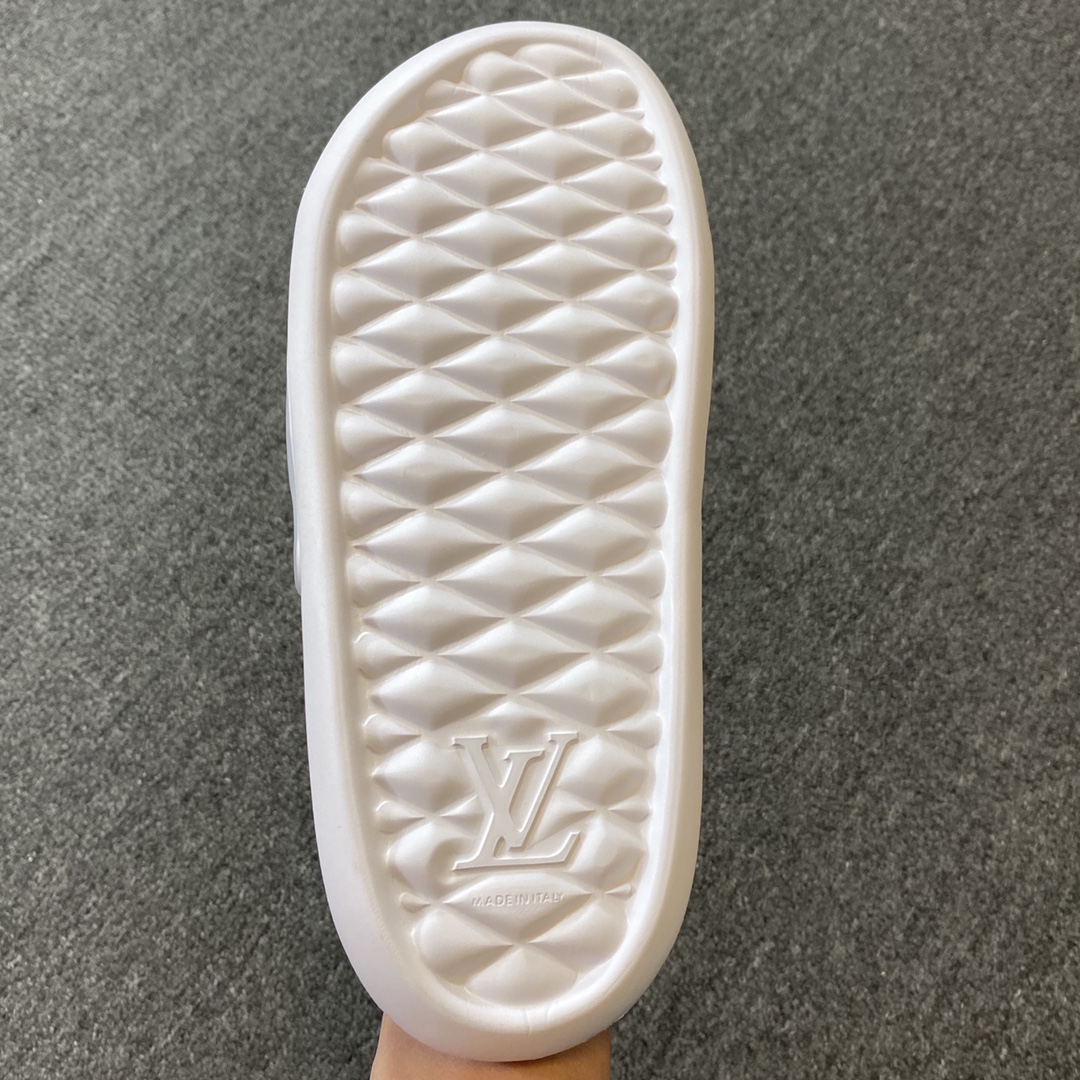 LV拖鞋 Louis Vuitton 路易威登 白色 浮雕 压纹 时尚凉拖 室内外休闲鞋 1A9FK3