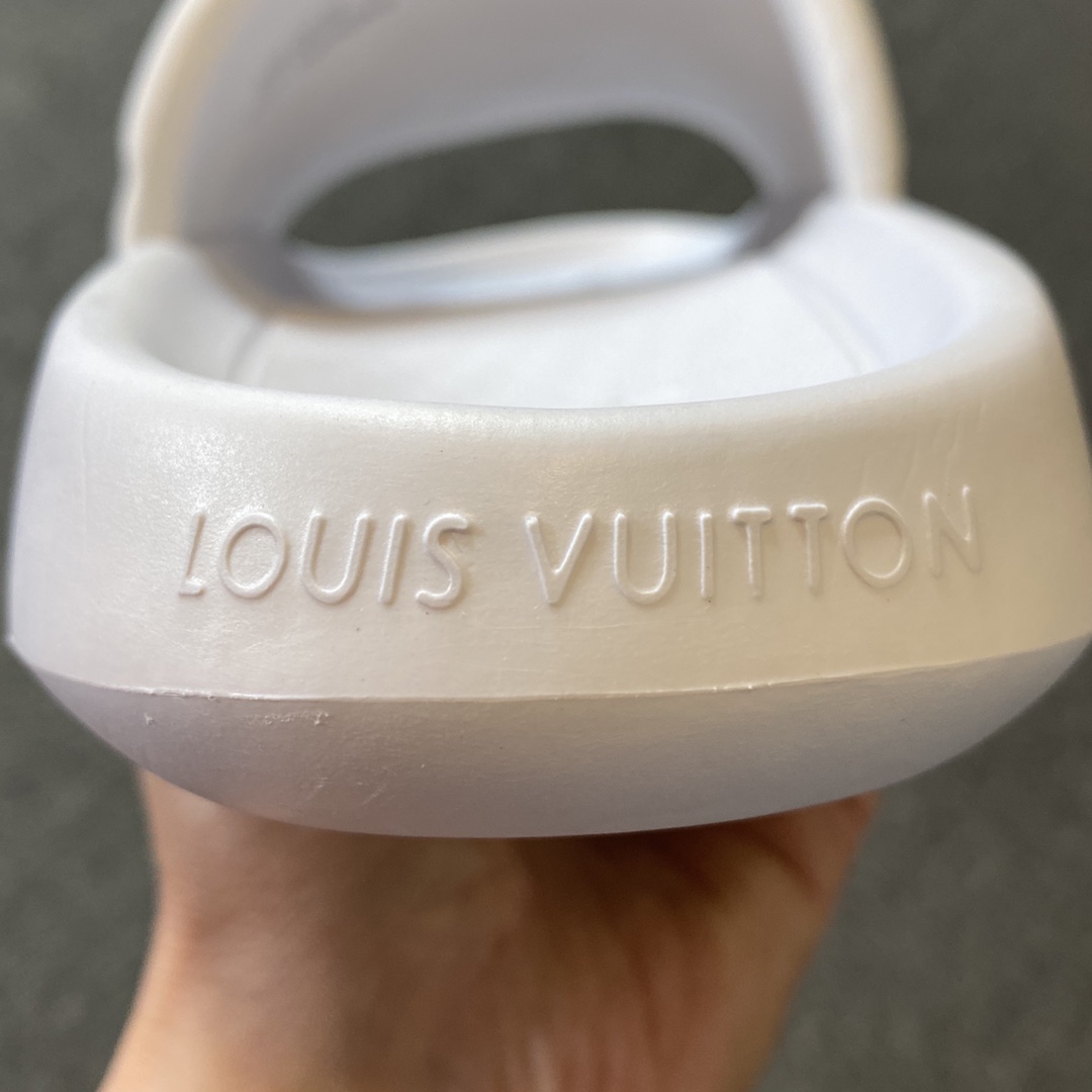 LV拖鞋 Louis Vuitton 路易威登 白色 浮雕 压纹 时尚凉拖 室内外休闲鞋 1A9FK3