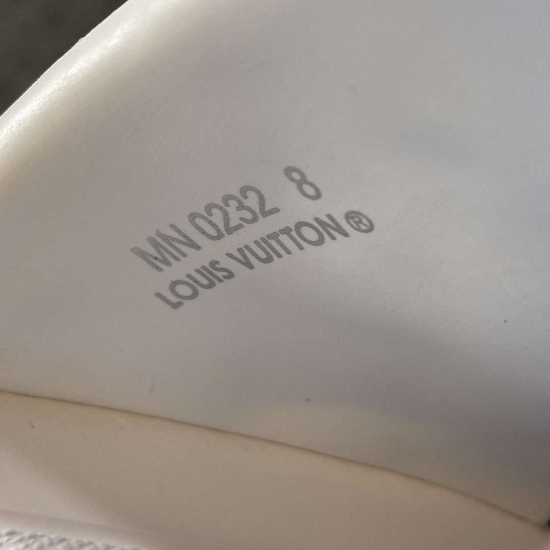 LV拖鞋 Louis Vuitton 路易威登 白色 浮雕 压纹 时尚凉拖 室内外休闲鞋 1A9FK3