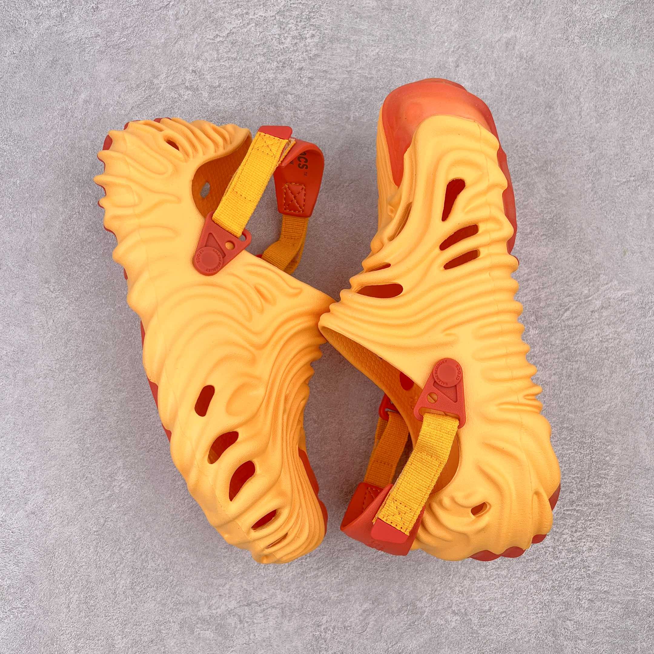  Salehe Bembury Crocs Pollex Clog Cucumber 黃色  卡骆驰指纹式 脊骨系列 夏日沙滩室内外穿搭休闲涉水洞洞鞋凉拖鞋  男女同款  