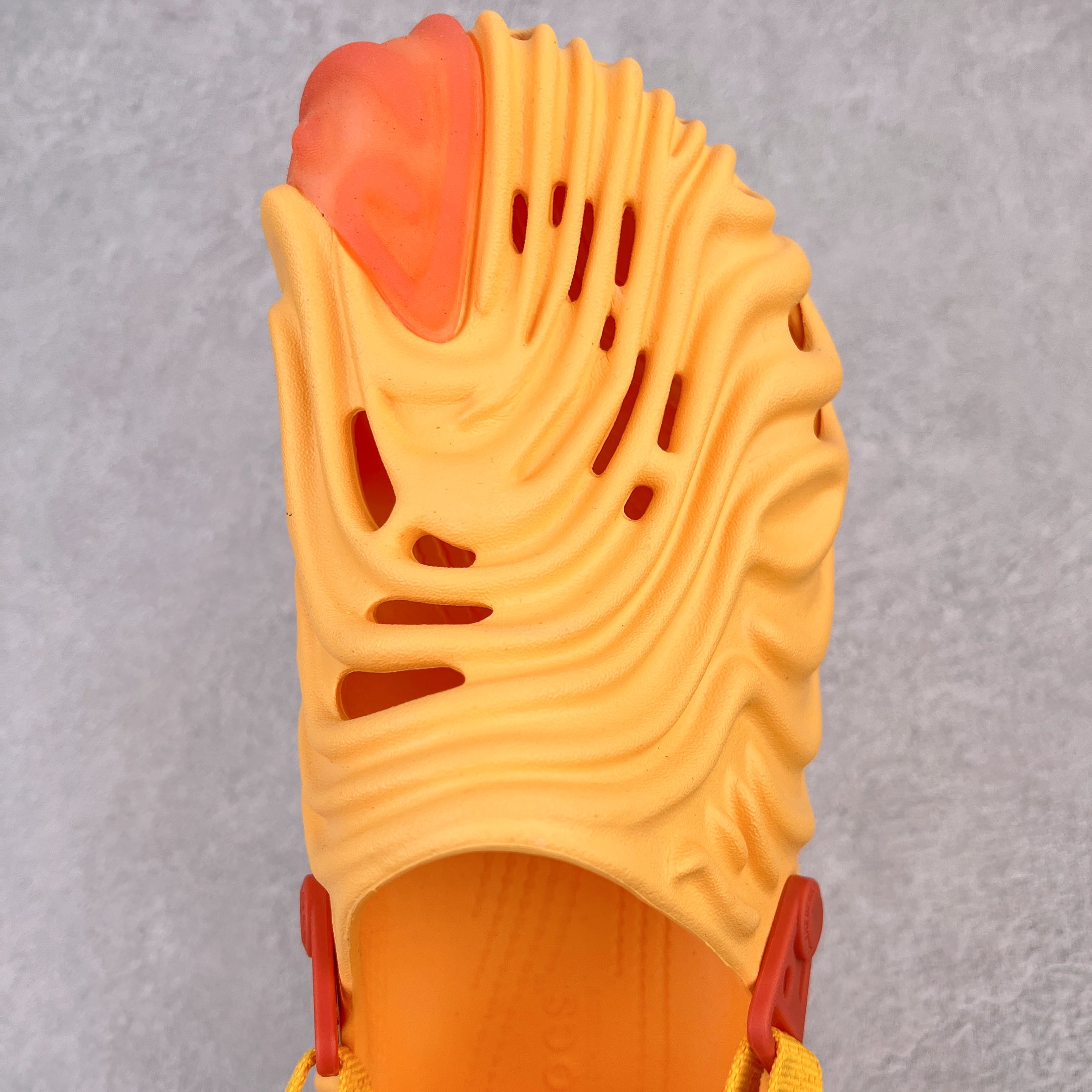  Salehe Bembury Crocs Pollex Clog Cucumber 黃色  卡骆驰指纹式 脊骨系列 夏日沙滩室内外穿搭休闲涉水洞洞鞋凉拖鞋  男女同款  