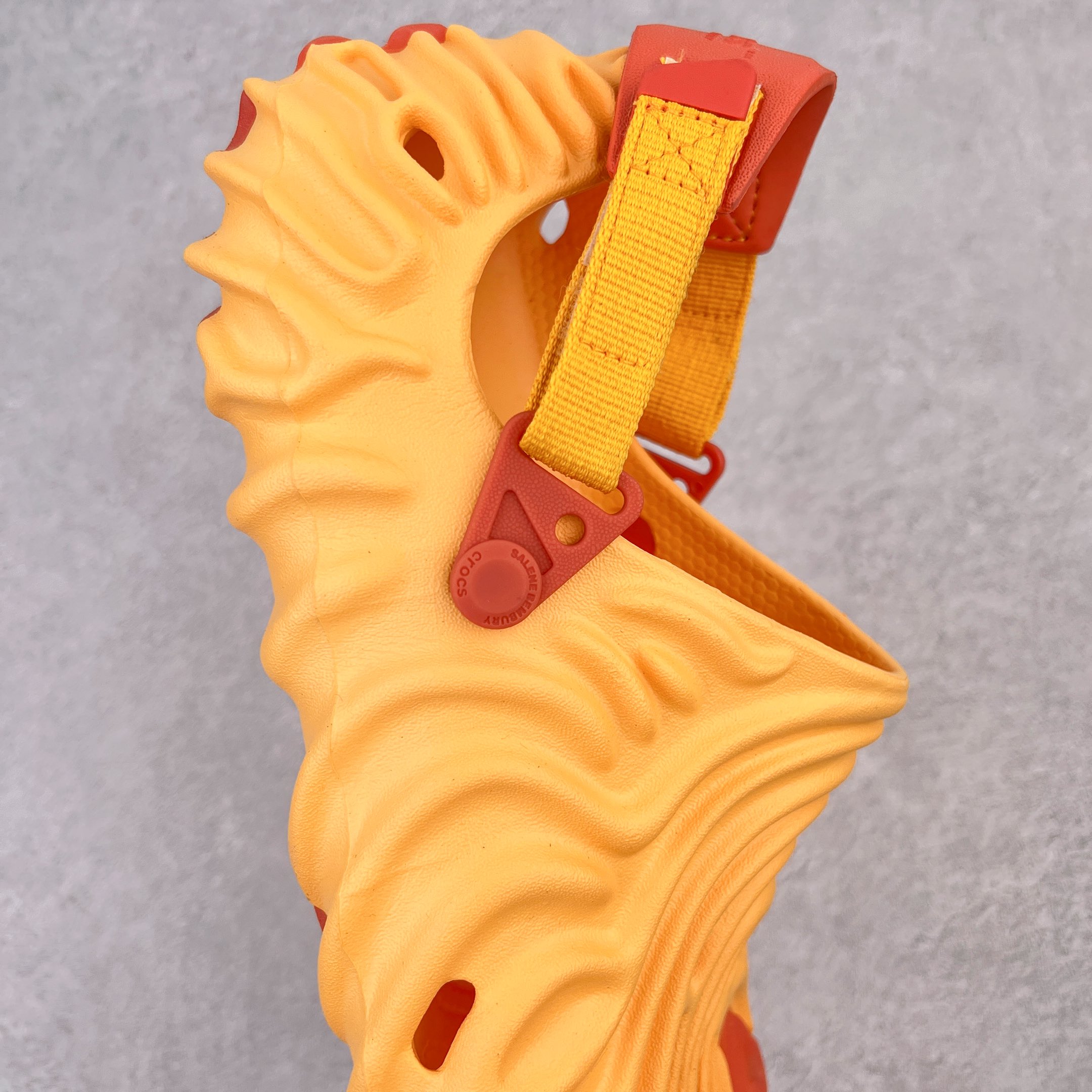  Salehe Bembury Crocs Pollex Clog Cucumber 黃色  卡骆驰指纹式 脊骨系列 夏日沙滩室内外穿搭休闲涉水洞洞鞋凉拖鞋  男女同款  