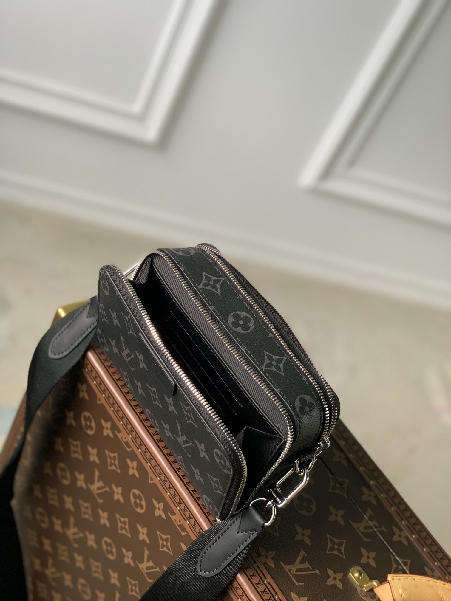 LOUIS VUITTON Alpha Wearable  经典 老花 可拆卸调节肩带 拉链   斜挎包  黑色 M81260