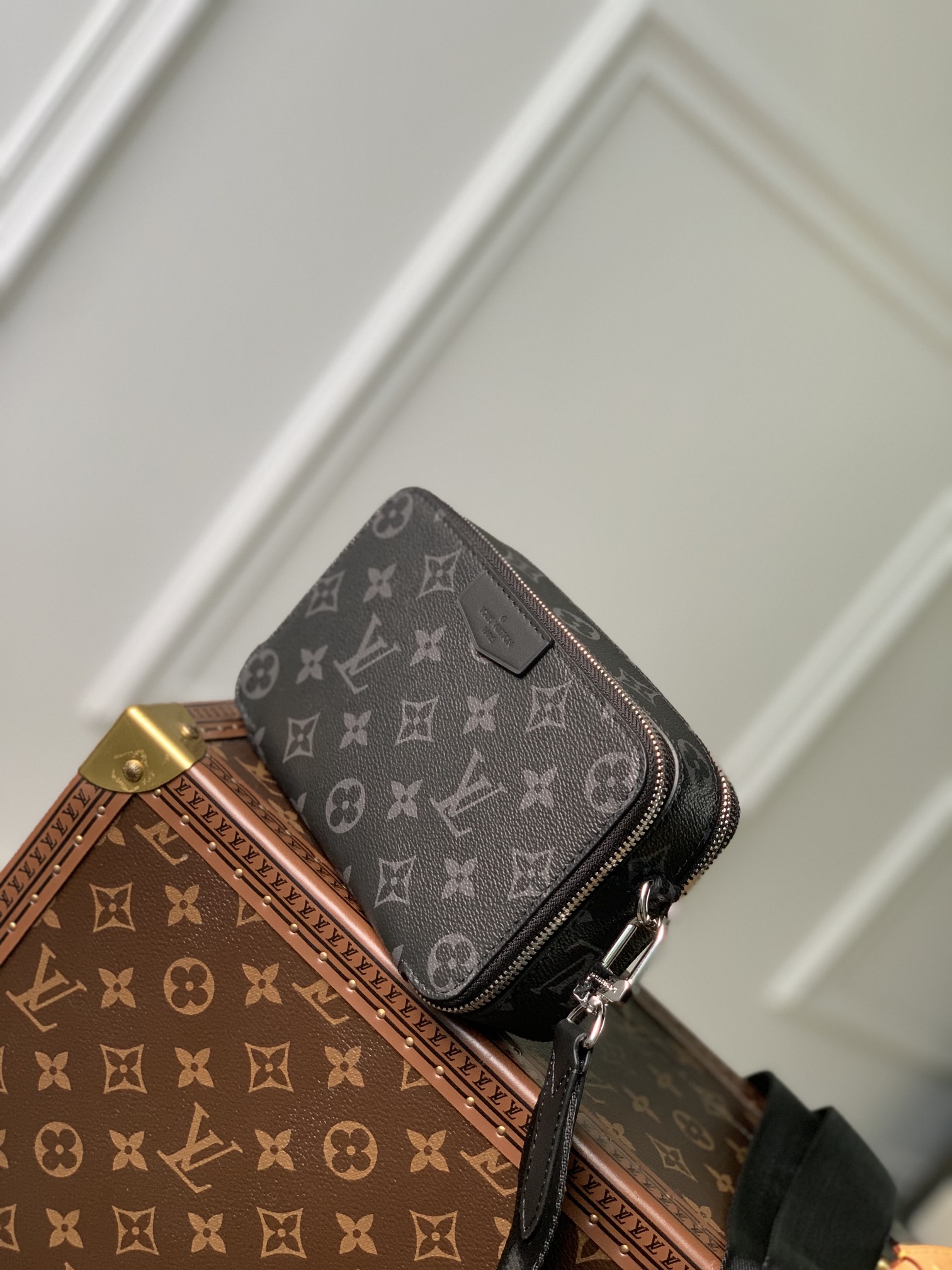 LOUIS VUITTON Alpha Wearable  经典 老花 可拆卸调节肩带 拉链   斜挎包  黑色 M81260