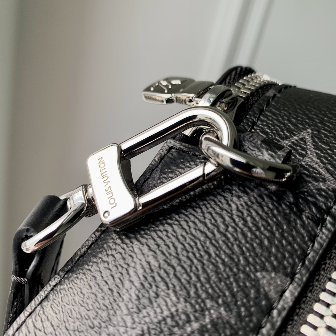 LOUIS VUITTON Alpha Wearable  经典 老花 可拆卸调节肩带 拉链   斜挎包  黑色 M81260