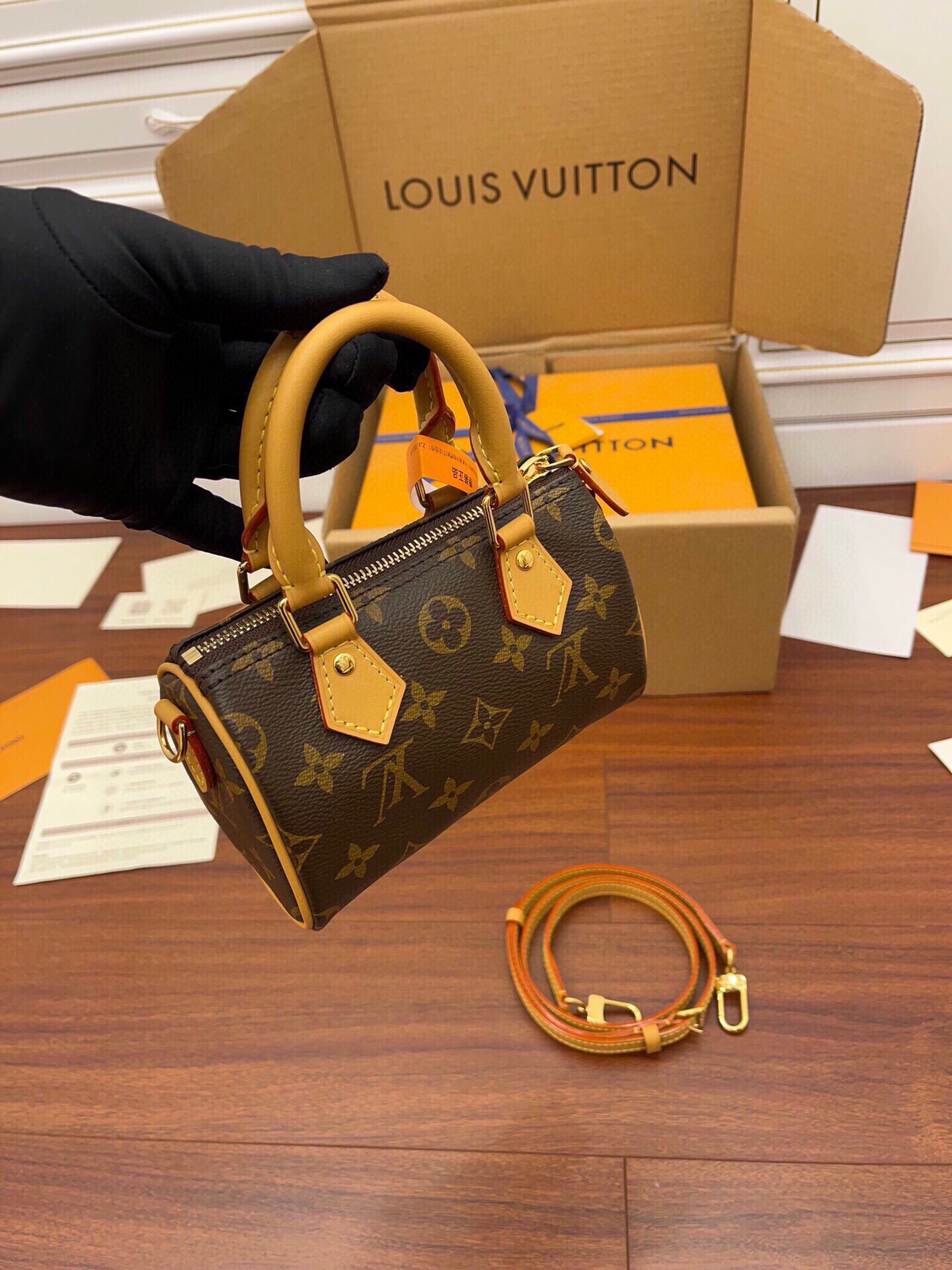 LOUIS VUITTON Speedy Nano 经典  老花 可拆卸调节肩带 拉链   斜挎包  女款 迷你 棕色 M81085