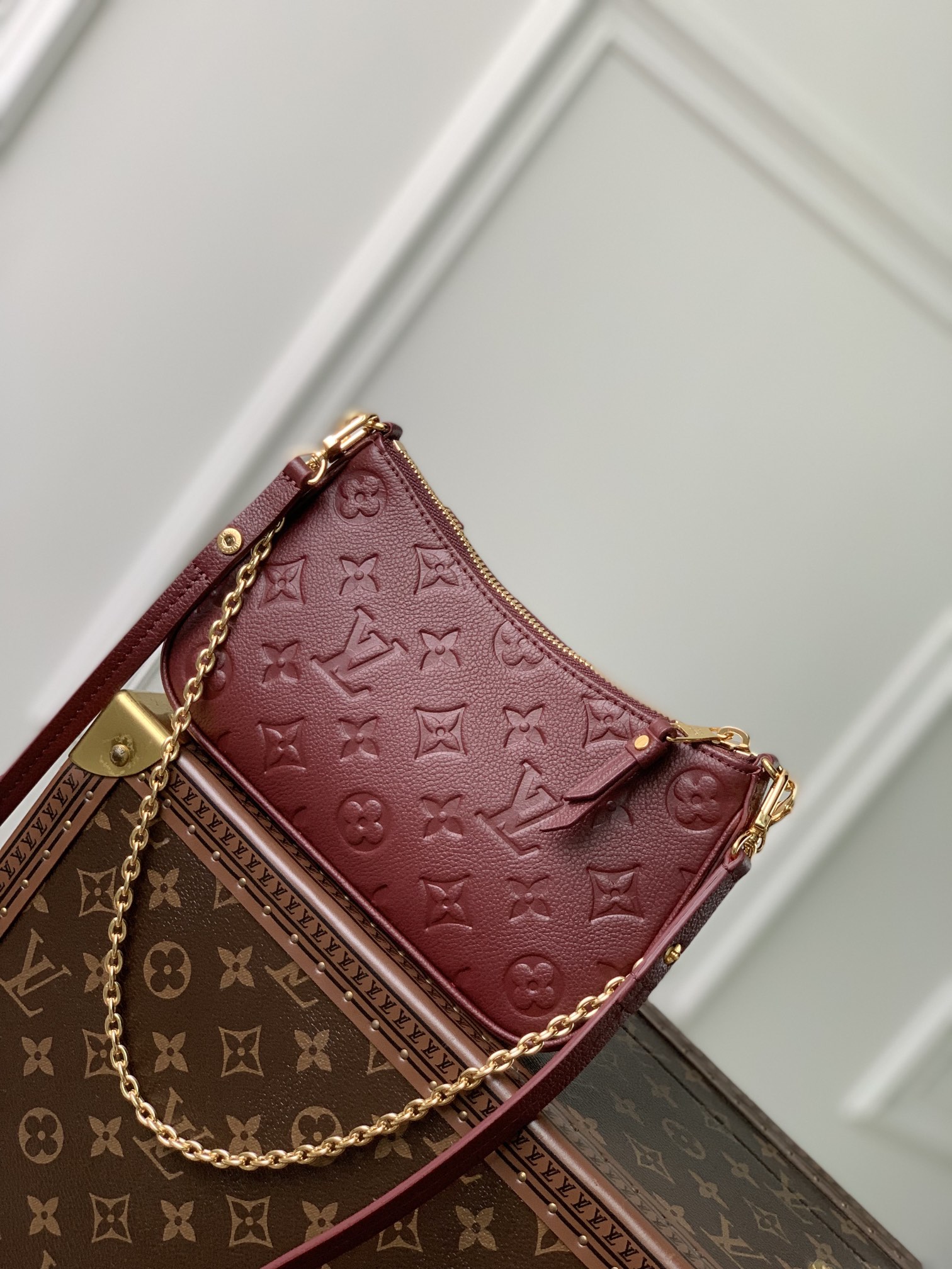 LOUIS VUITTON 路易威登 Easy Pouch On Strap 属件D形环拉链开合老花压纹牛皮革 斜挎包 单肩包 手提包 酒红色 M80349