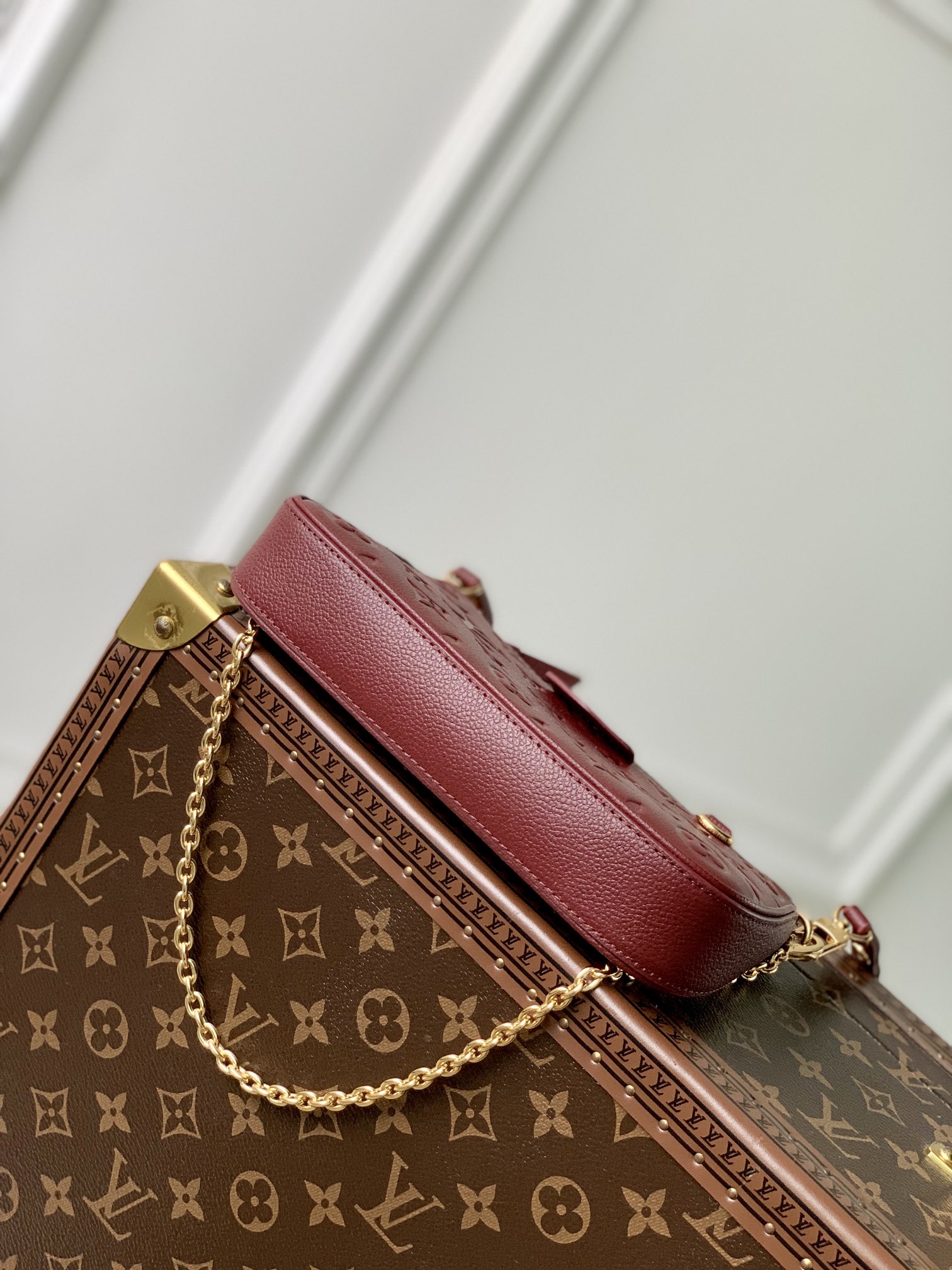 LOUIS VUITTON 路易威登 Easy Pouch On Strap 属件D形环拉链开合老花压纹牛皮革 斜挎包 单肩包 手提包 酒红色 M80349