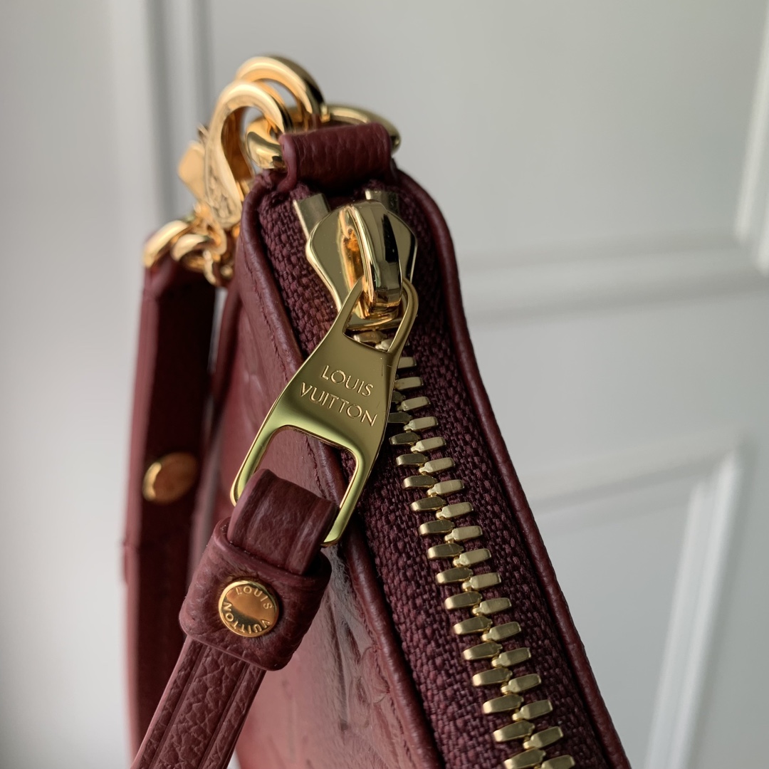LOUIS VUITTON 路易威登 Easy Pouch On Strap 属件D形环拉链开合老花压纹牛皮革 斜挎包 单肩包 手提包 酒红色 M80349