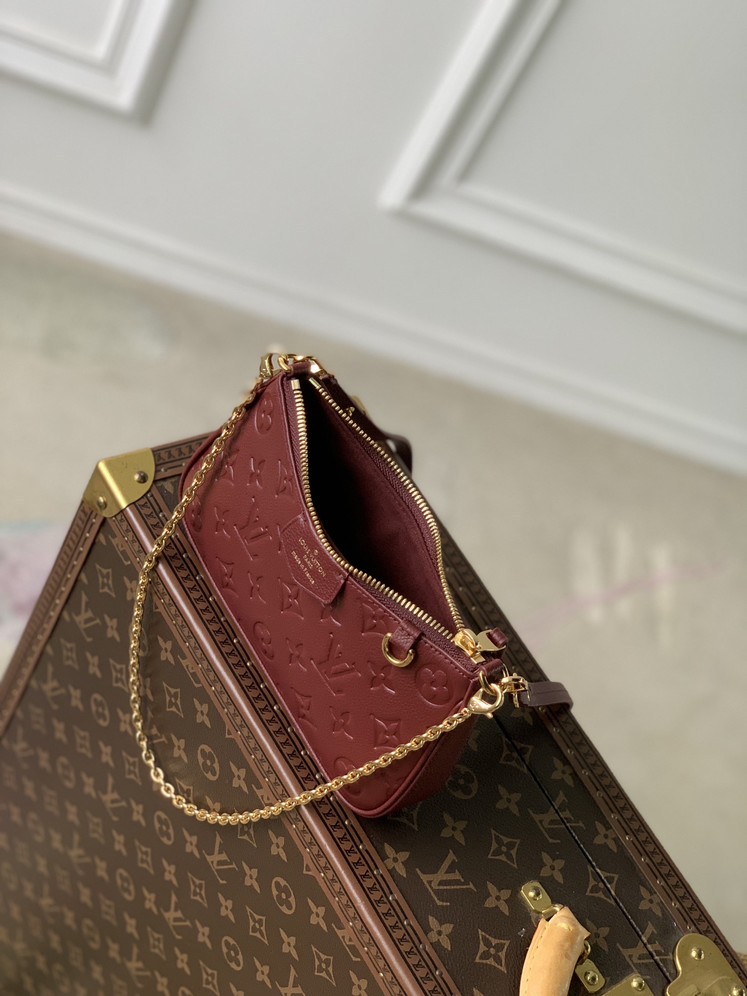 LOUIS VUITTON 路易威登 Easy Pouch On Strap 属件D形环拉链开合老花压纹牛皮革 斜挎包 单肩包 手提包 酒红色 M80349