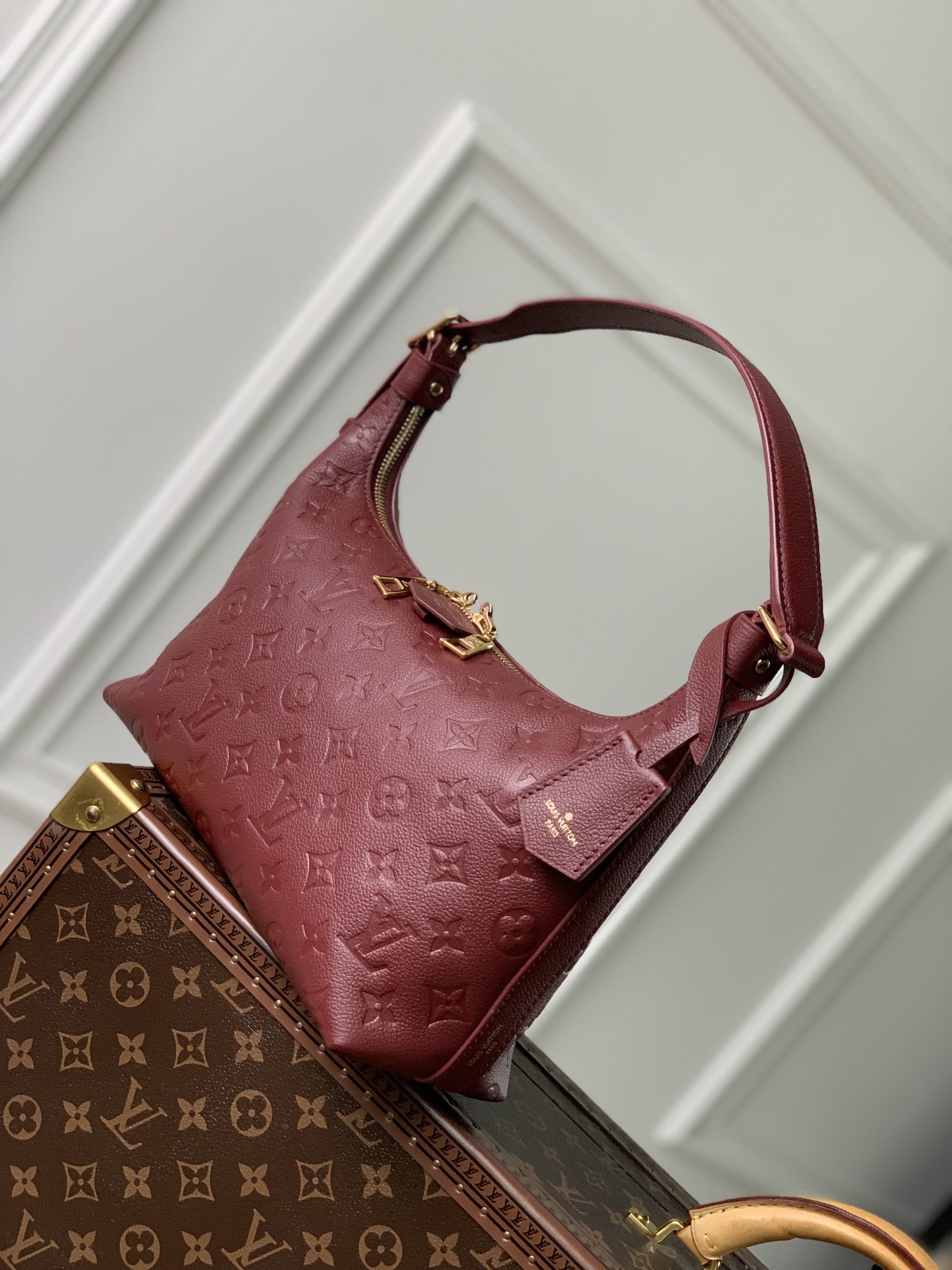 LOUIS VUITTON 路易威登 Sac Sport 拉链开合压花柔软粒面牛皮 斜挎包 单肩包 手提包 酒红色 M46610