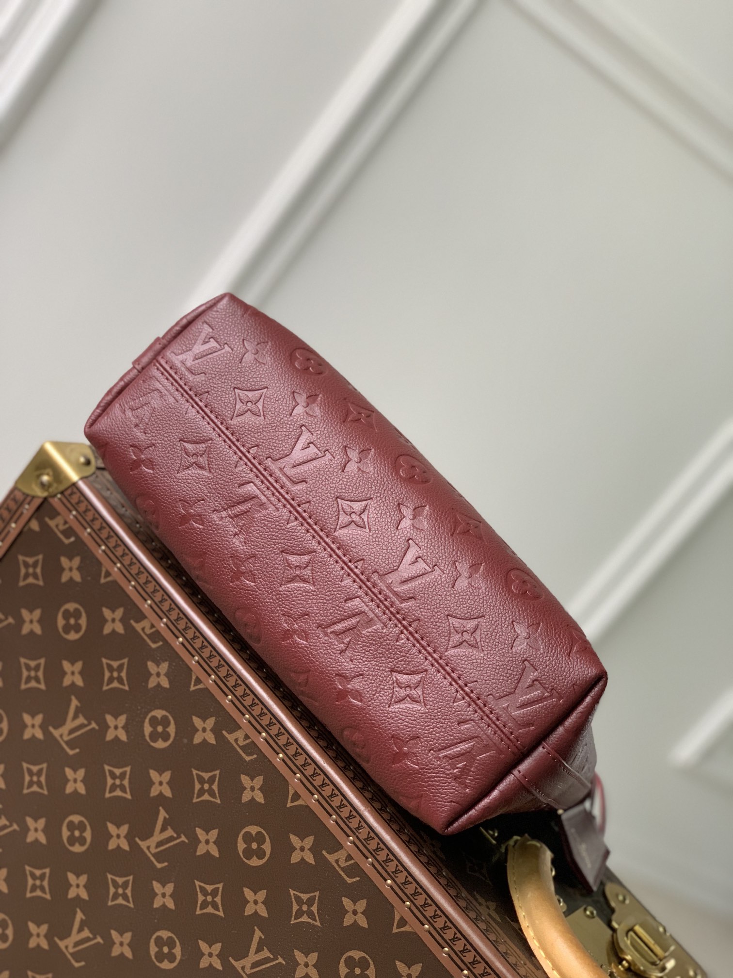 LOUIS VUITTON 路易威登 Sac Sport 拉链开合压花柔软粒面牛皮 斜挎包 单肩包 手提包 酒红色 M46610